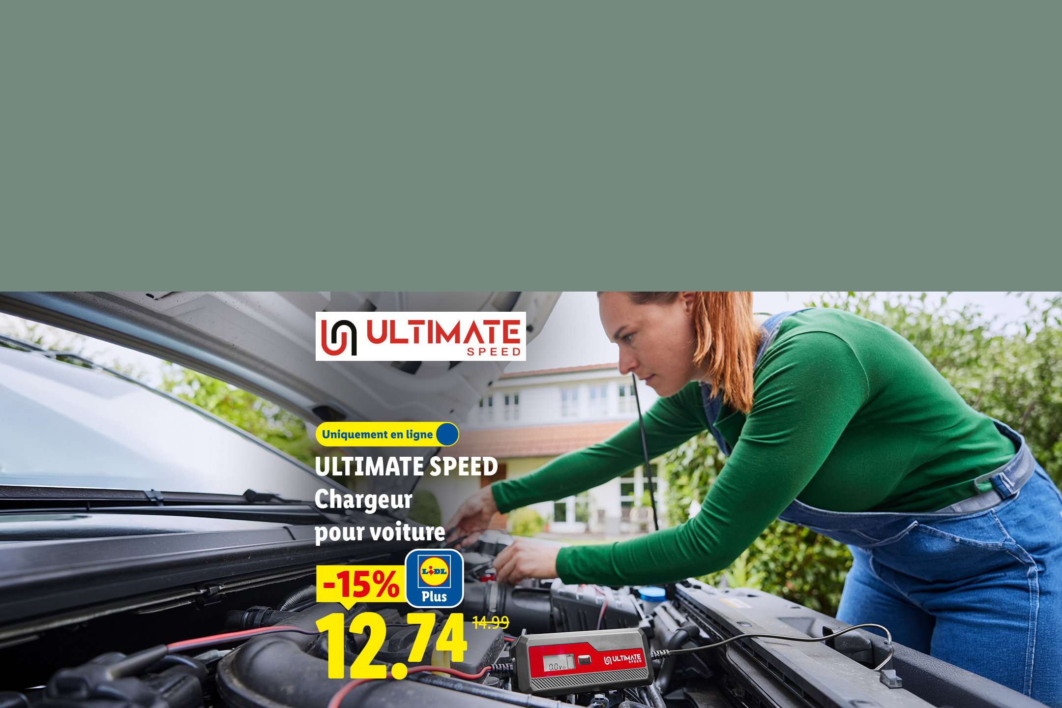 Chargeur de voiture en promotion, avec une femme l'utilisant sur un véhicule.