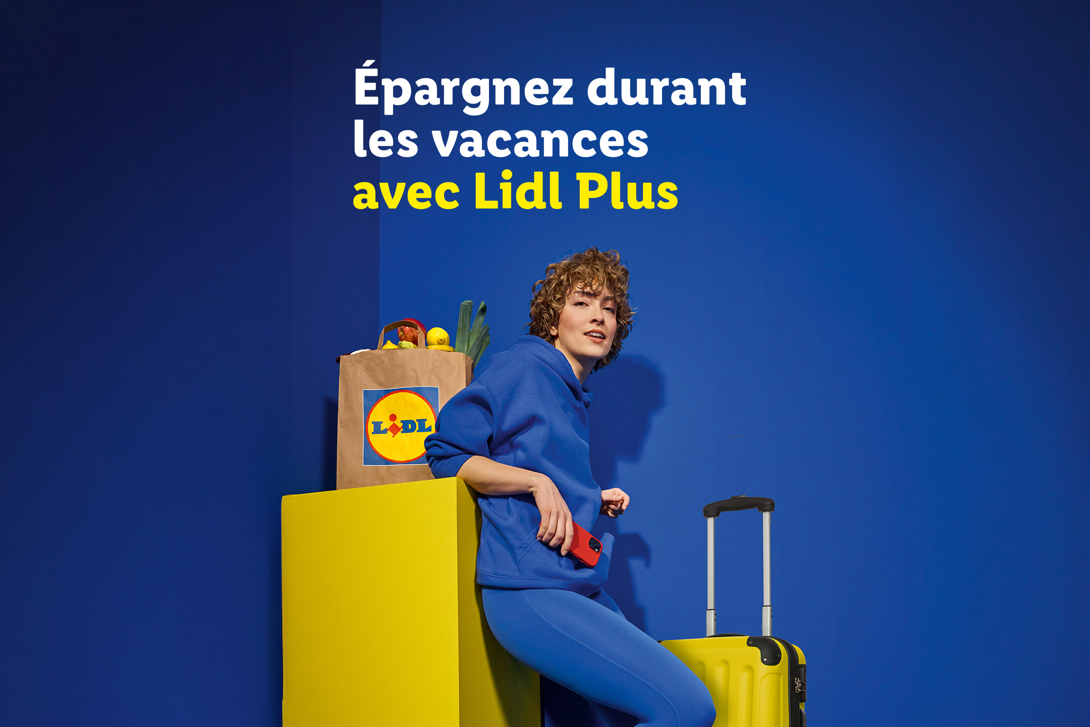 Une femme souriante avec un sac de courses et une valise, texte: Épargnez pendant les vacances.