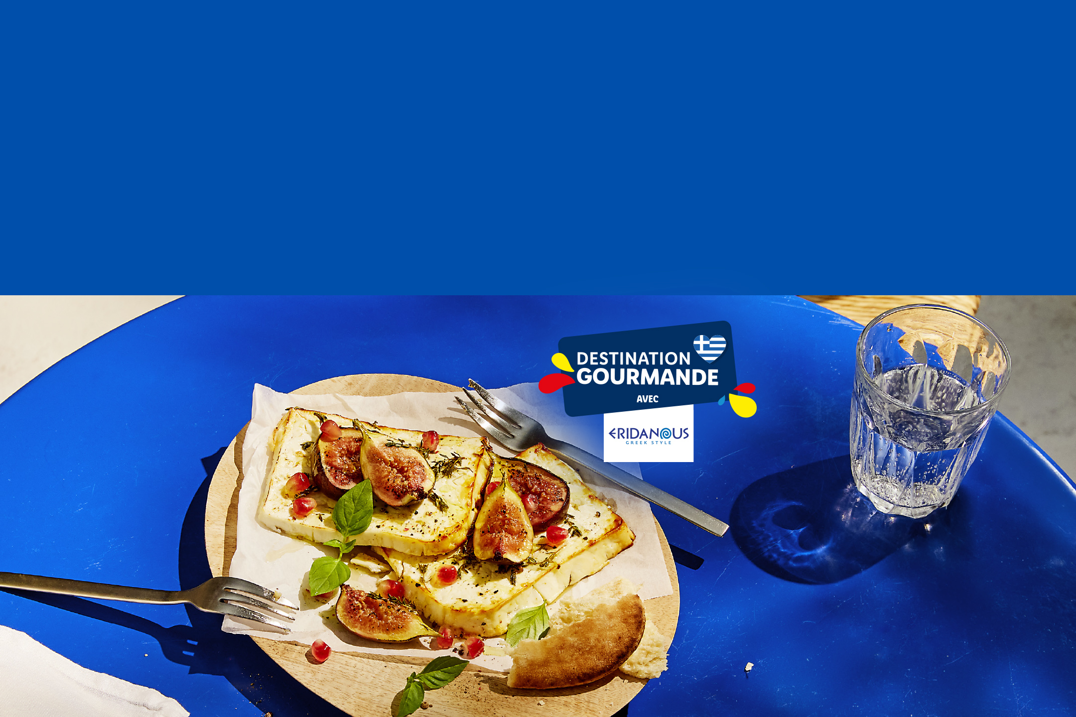 Fromage grillé avec figues et grenade sur une table bleue, avec le texte 'DESTINATION GOURMANDE'.