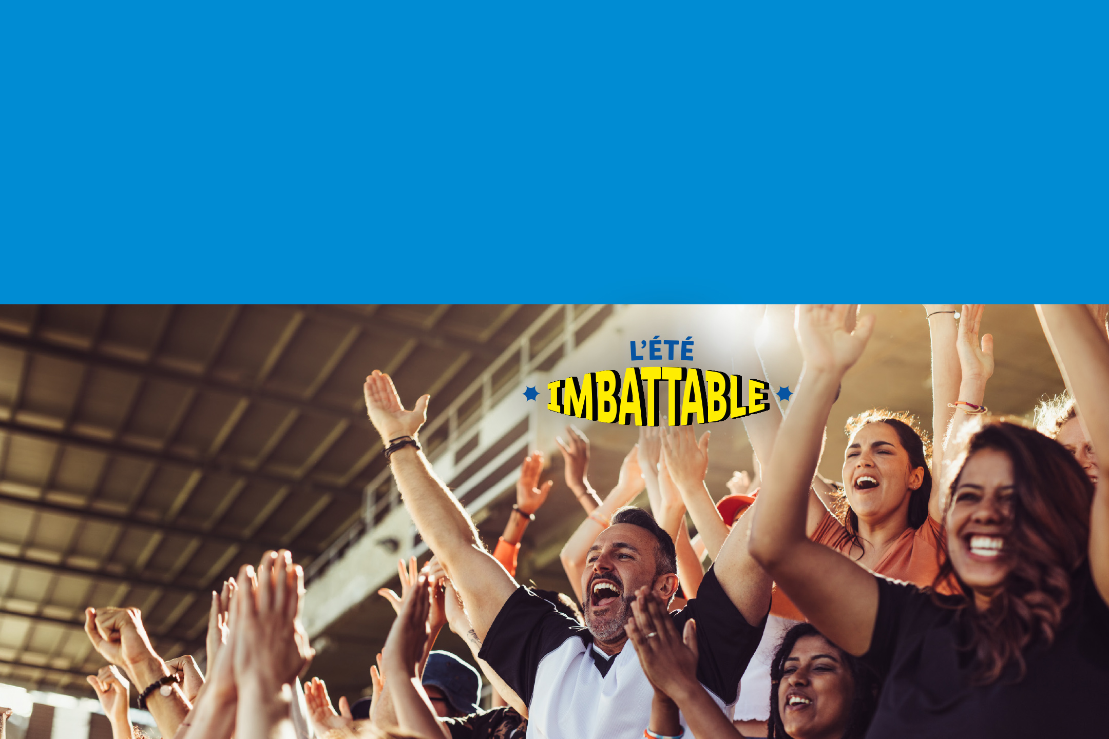 Foule joyeuse dans un stade, 'L'ÉTÉ IMBATTABLE'.