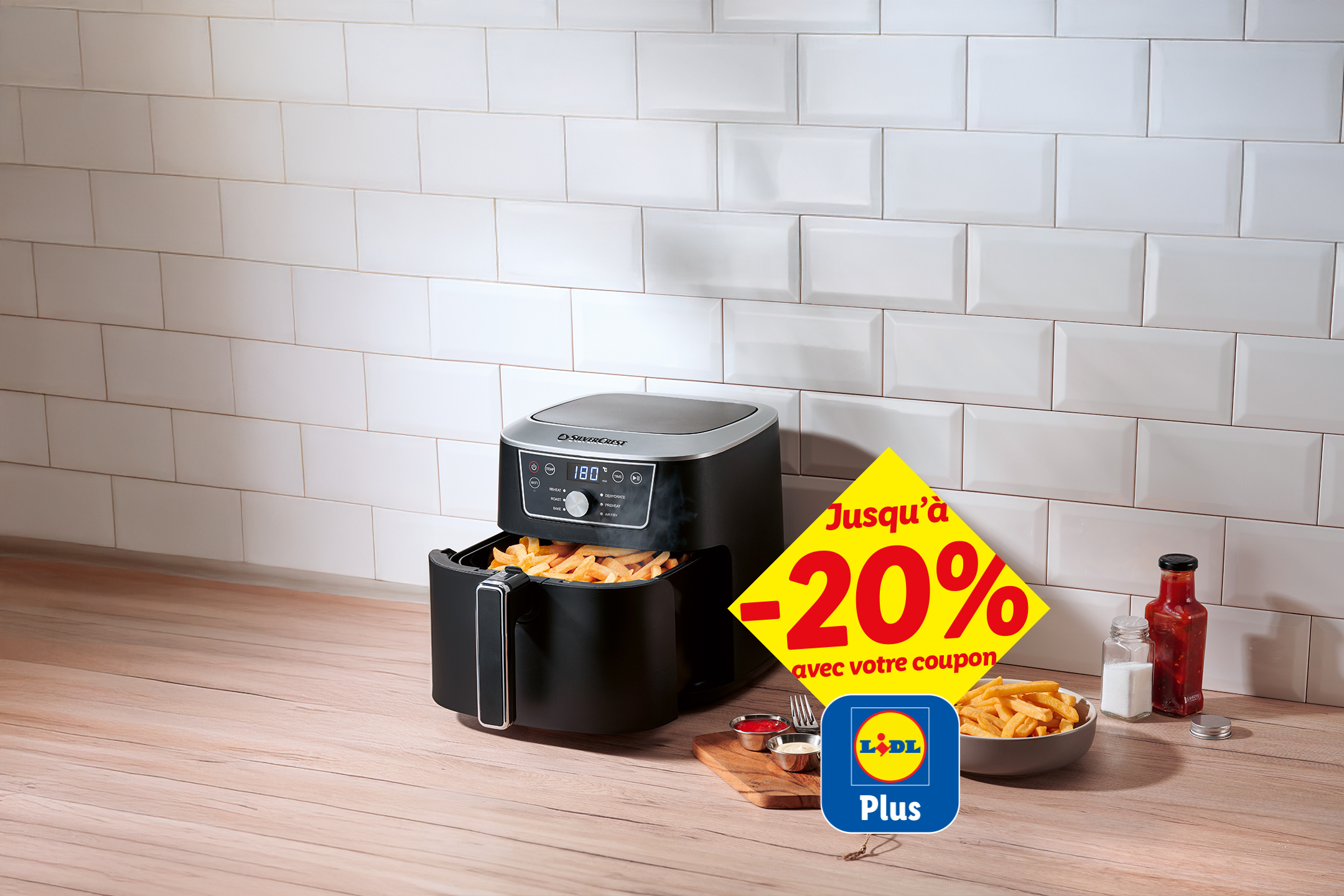 Une friteuse à air chaud avec des frites, une réduction de 20% et le logo Lidl Plus.