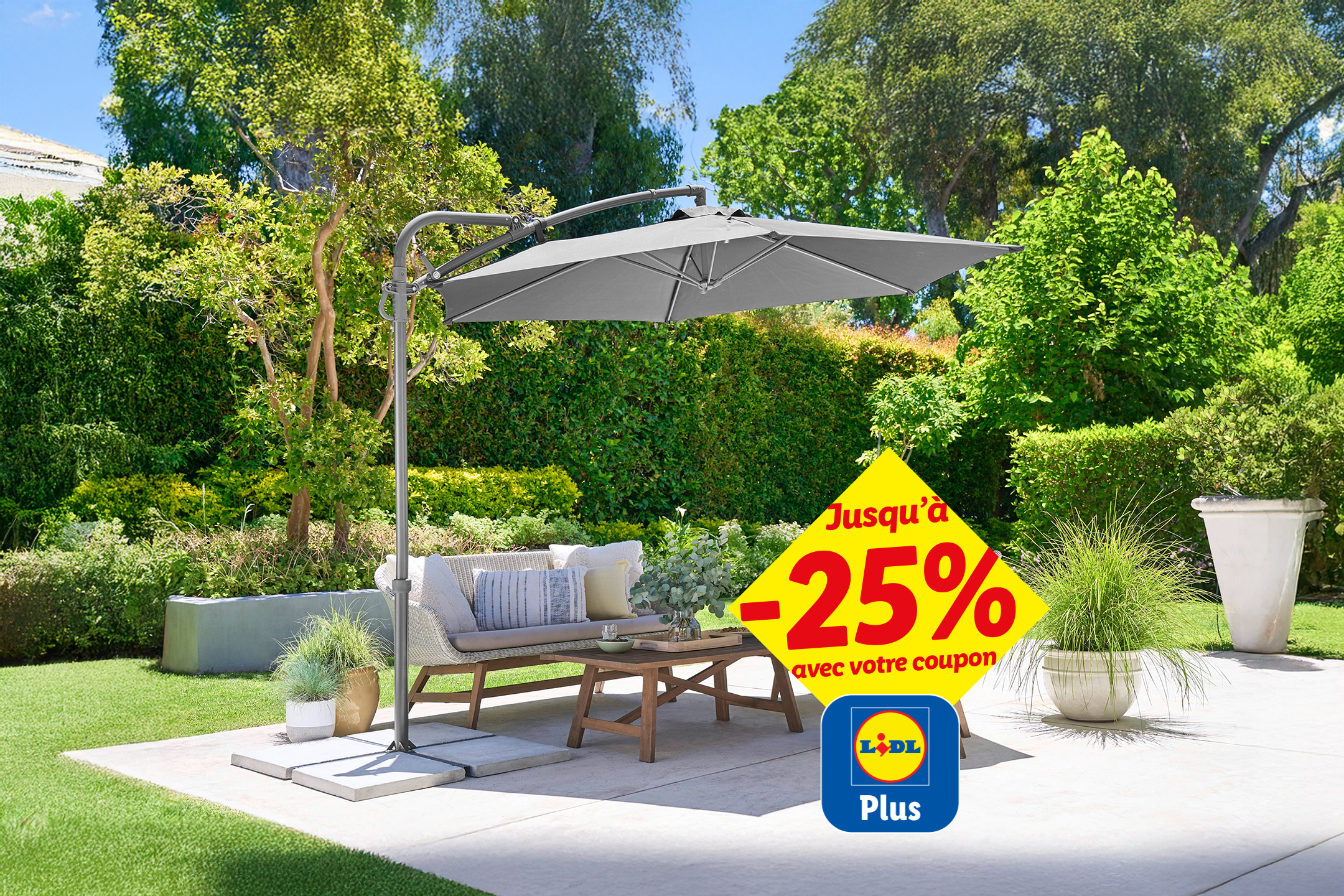 Parasol déporté gris et salon de jardin sur une terrasse, avec une offre de -25%.
