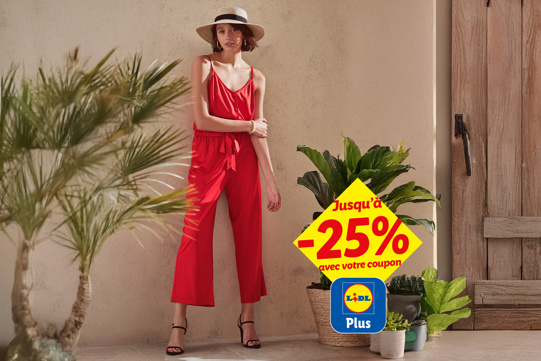 Femme en combinaison rouge et chapeau de paille, avec une offre de -25% sur les vêtements.