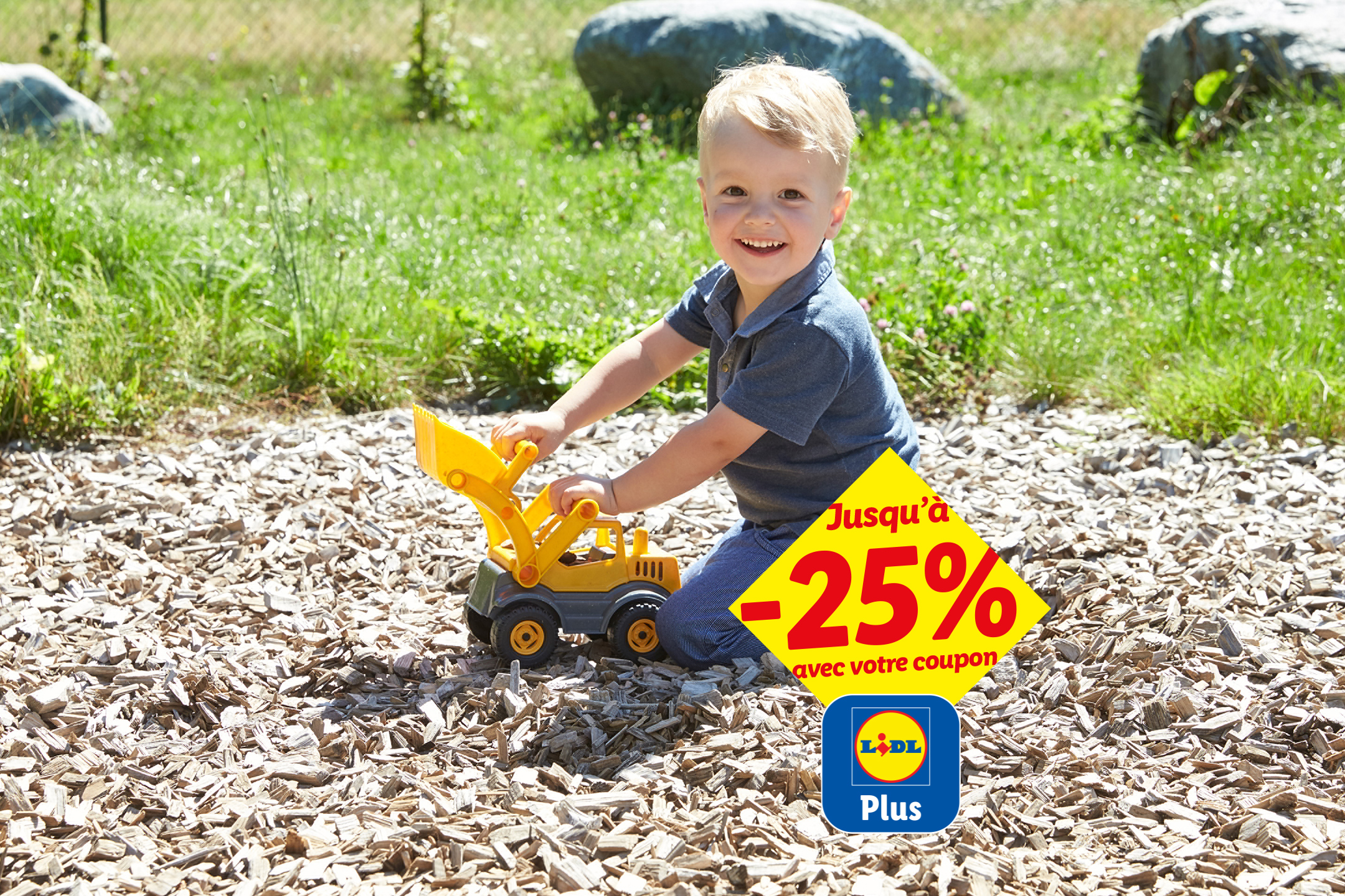 Un enfant souriant joue avec une pelleteuse jouet, avec une offre de -25% sur les coupons.