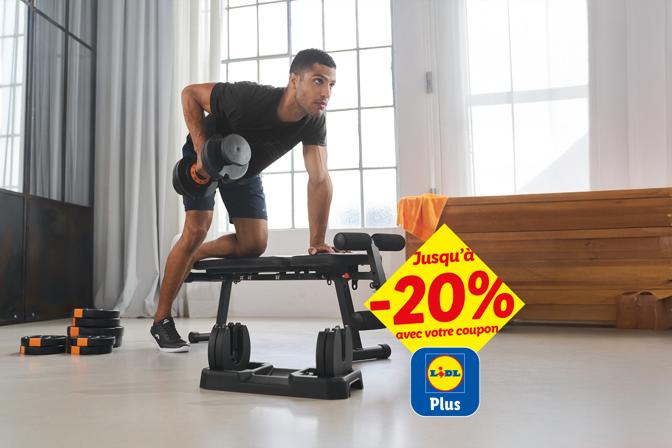Un homme s'entraîne avec des haltères réglables et un banc de musculation, avec une offre de -20%.
