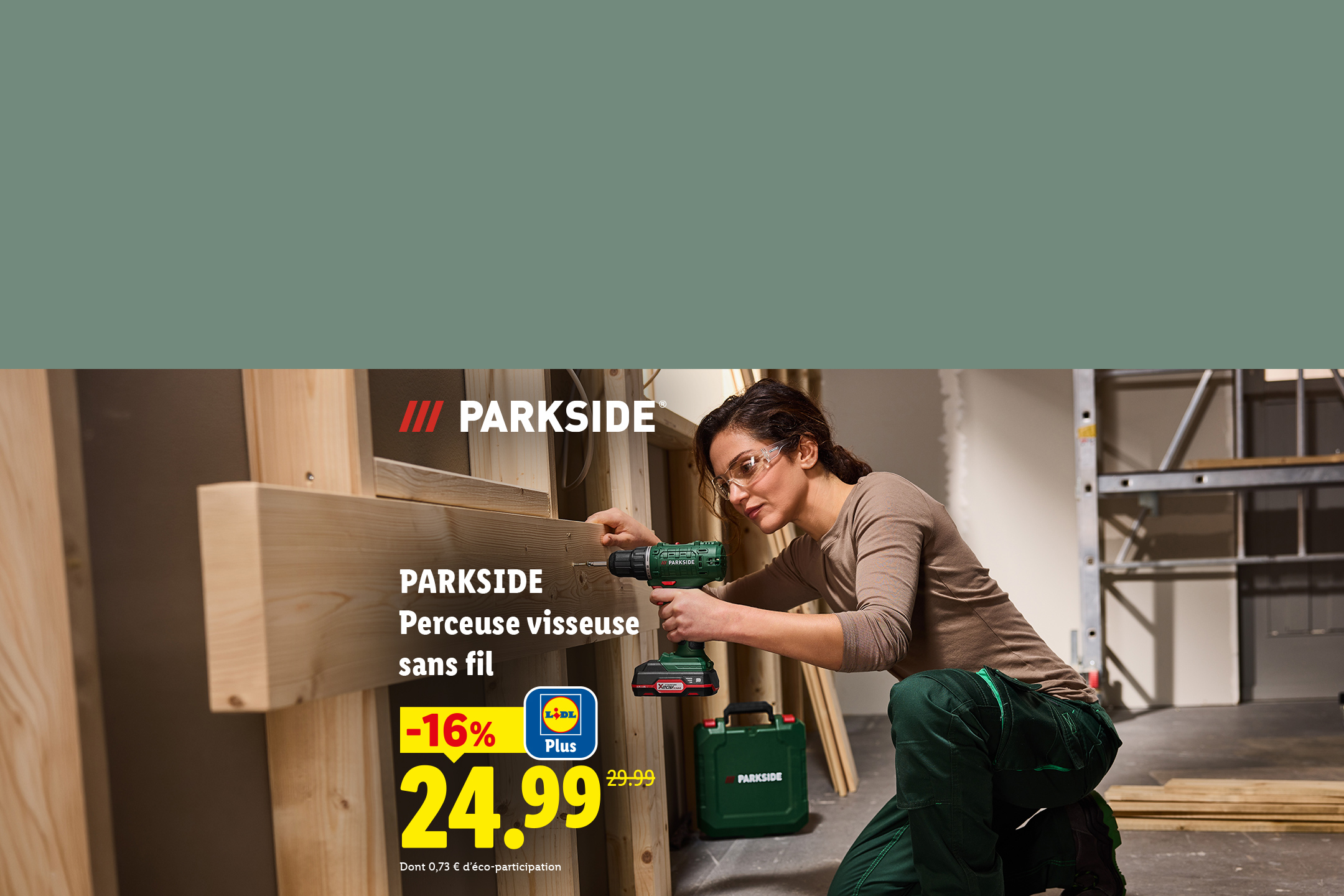 Une femme utilise une perceuse-visseuse sans fil, affichée à 24,99 € au lieu de 29,99 €.