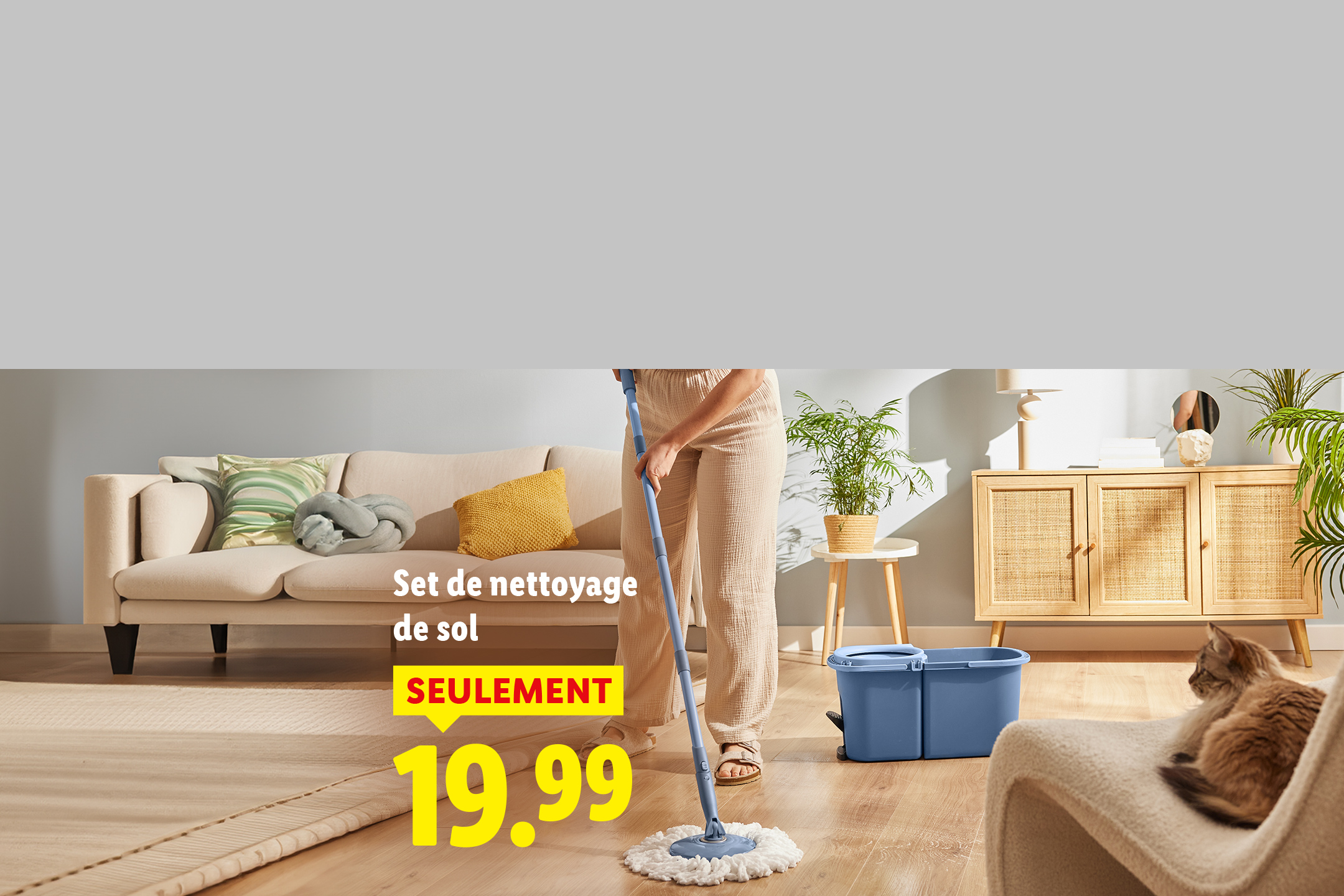Kit de nettoyage de sol avec seau et serpillière, 19,99€, dans un salon moderne.