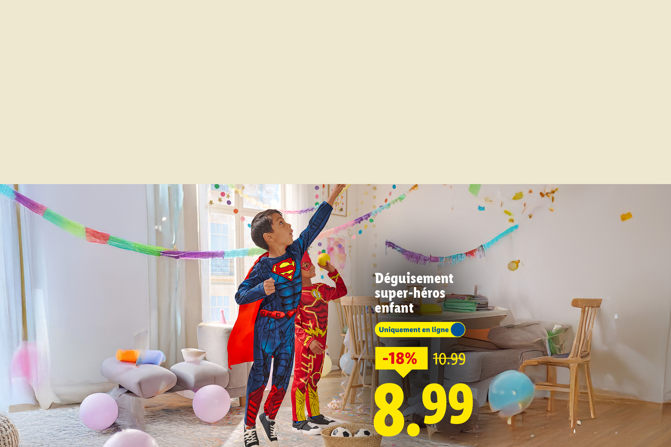Deux enfants déguisés en super-héros, avec une offre de -18% sur le déguisement.