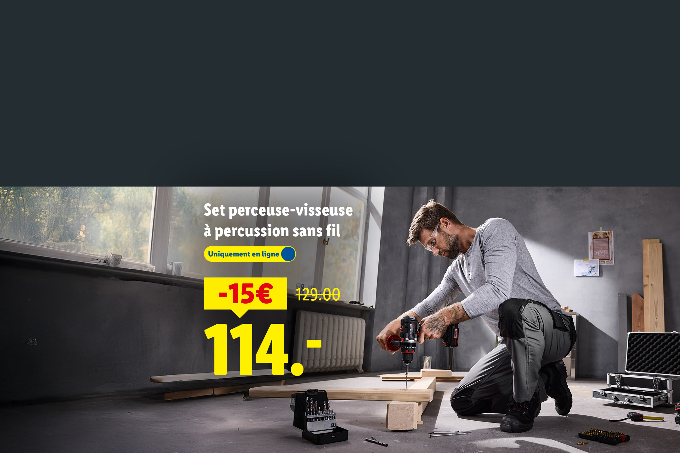 Un homme utilise une perceuse-visseuse à percussion sans fil, affichée avec une réduction de 15€, passant de 129.00€ à 114€.