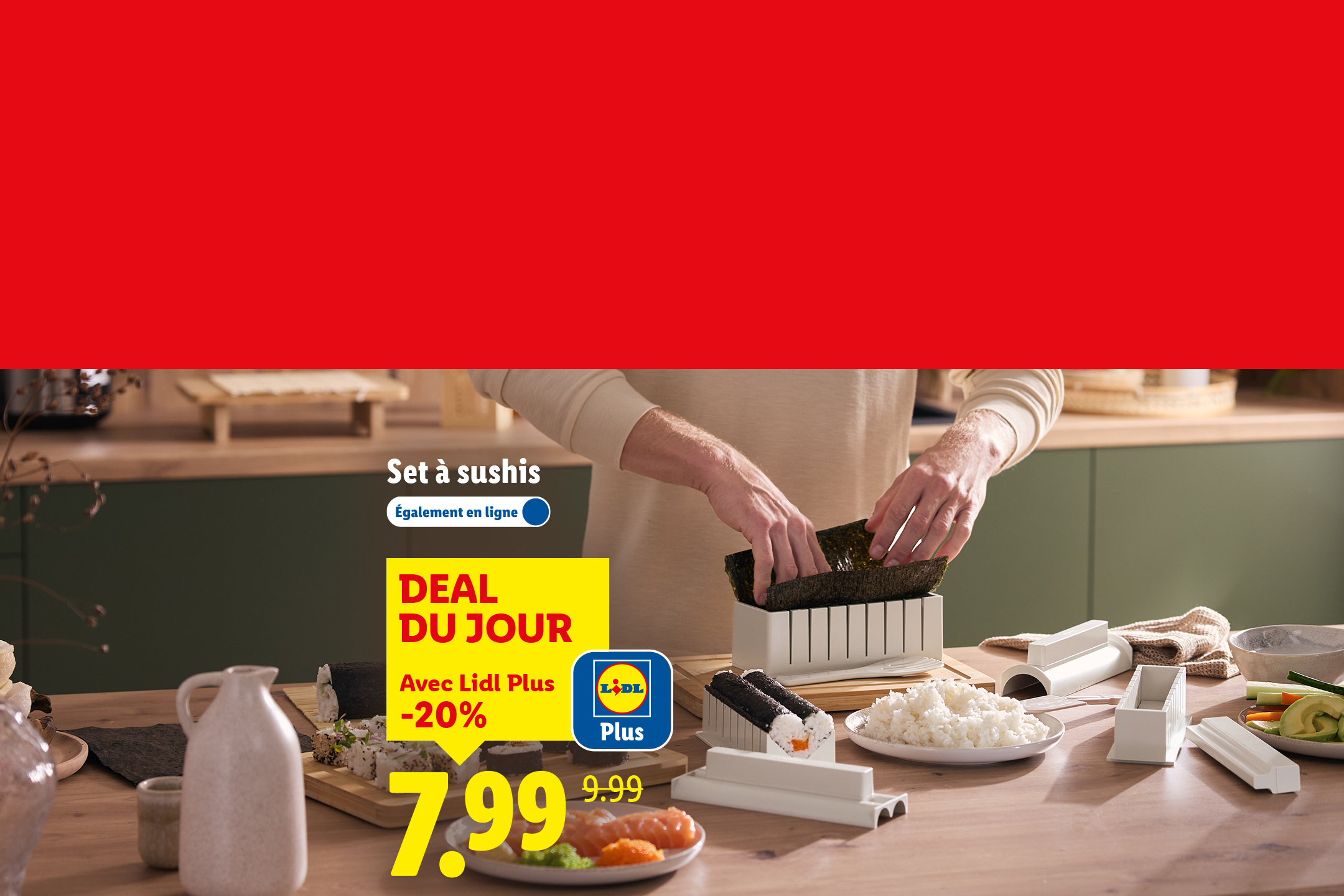 Un homme prépare des sushis avec un kit de fabrication, affiché à 7,99 € au lieu de 9,99 €.