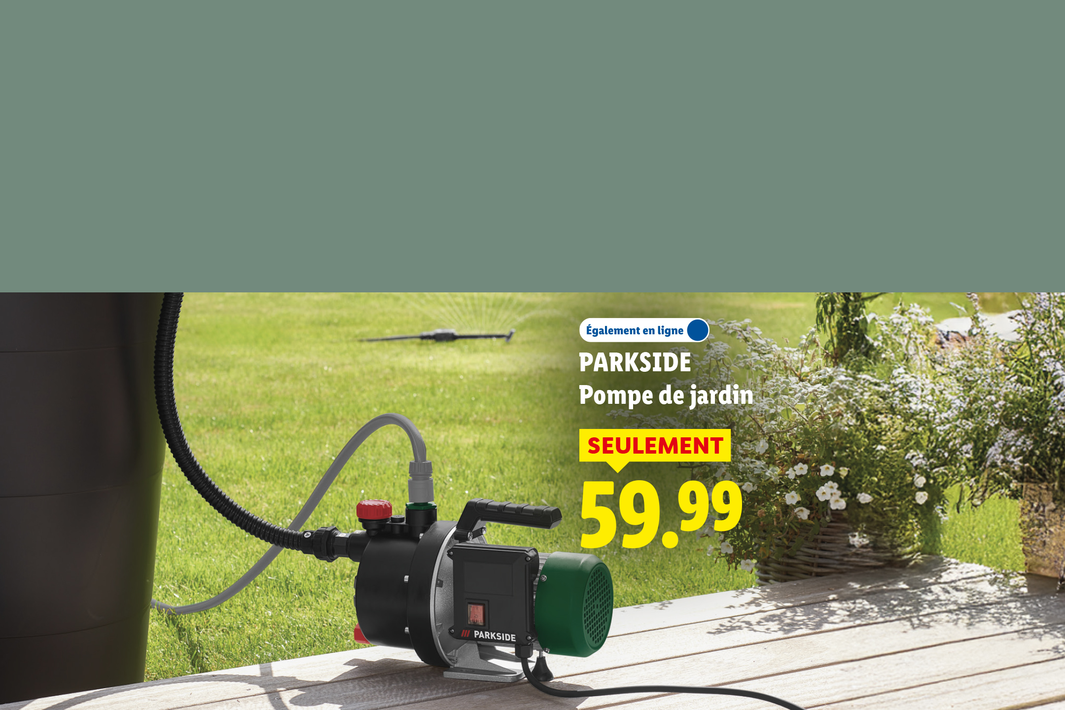 Pompe de jardin avec tuyaux, connectée à un récupérateur d'eau, sur une terrasse en bois, avec un prix de 59.99.