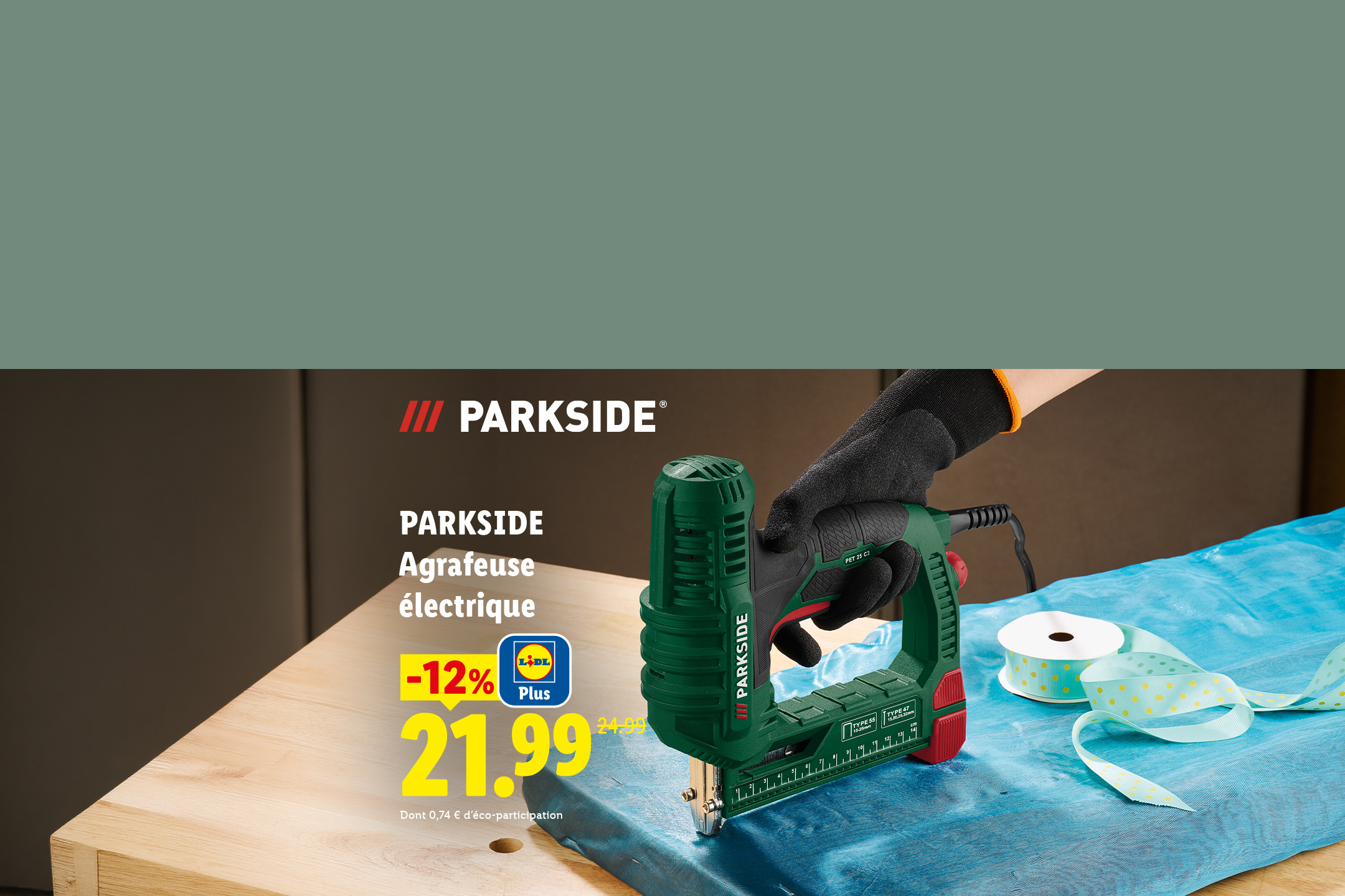 Une agrafeuse électrique verte en action sur un tissu bleu, avec une réduction de 12%.