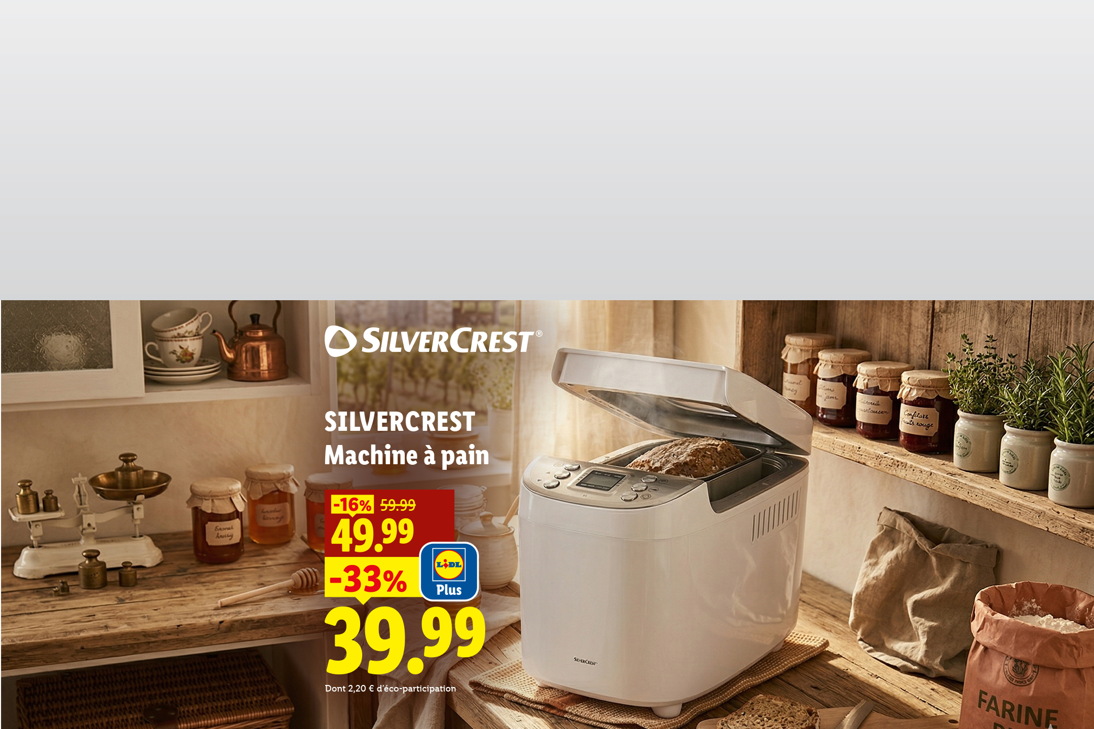 Une machine à pain blanche sur un comptoir en bois avec des pots de confiture et des herbes, affichant des réductions de prix.