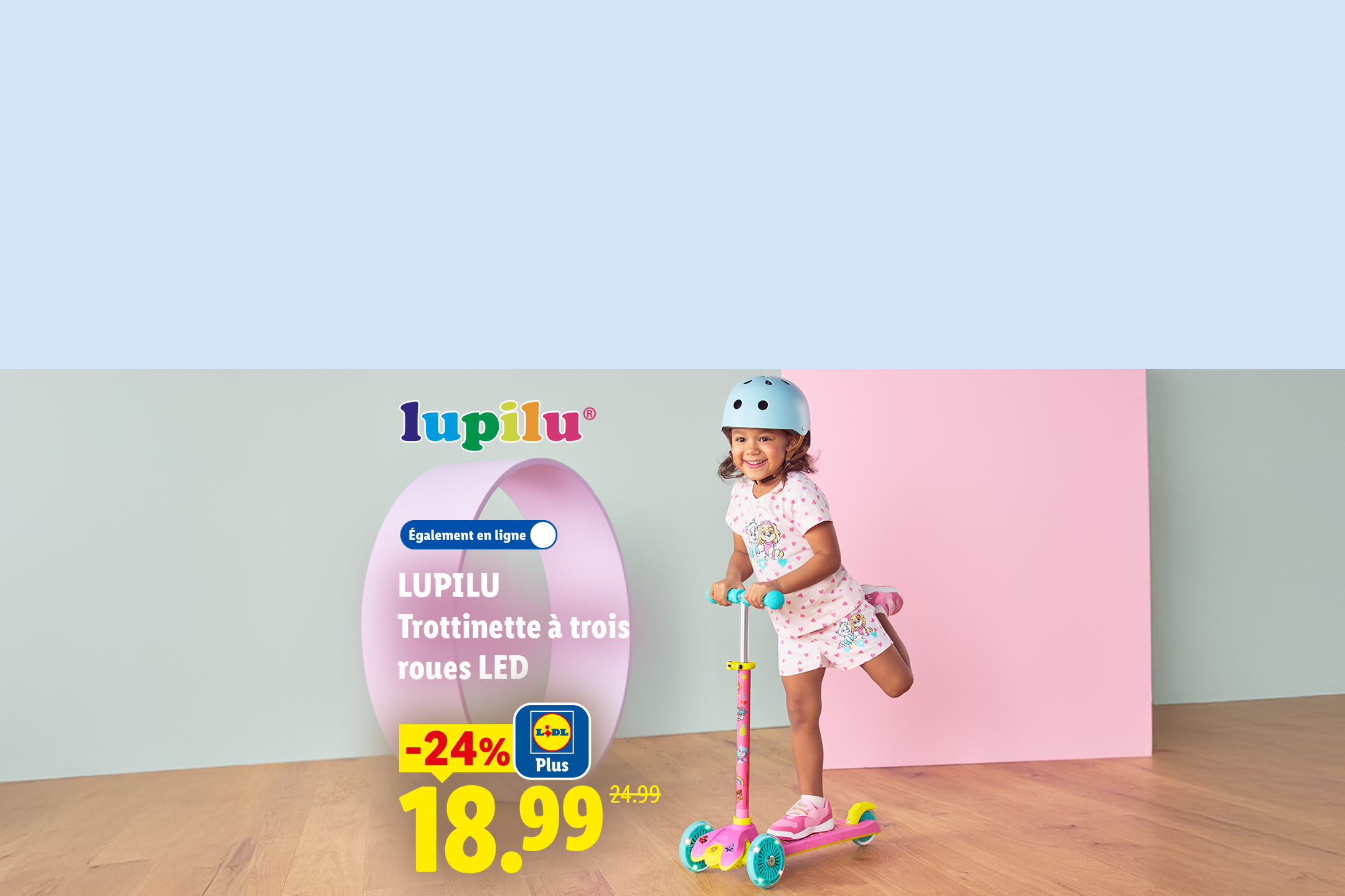 Une petite fille souriante sur une trottinette à trois roues avec des lumières LED, en promotion.