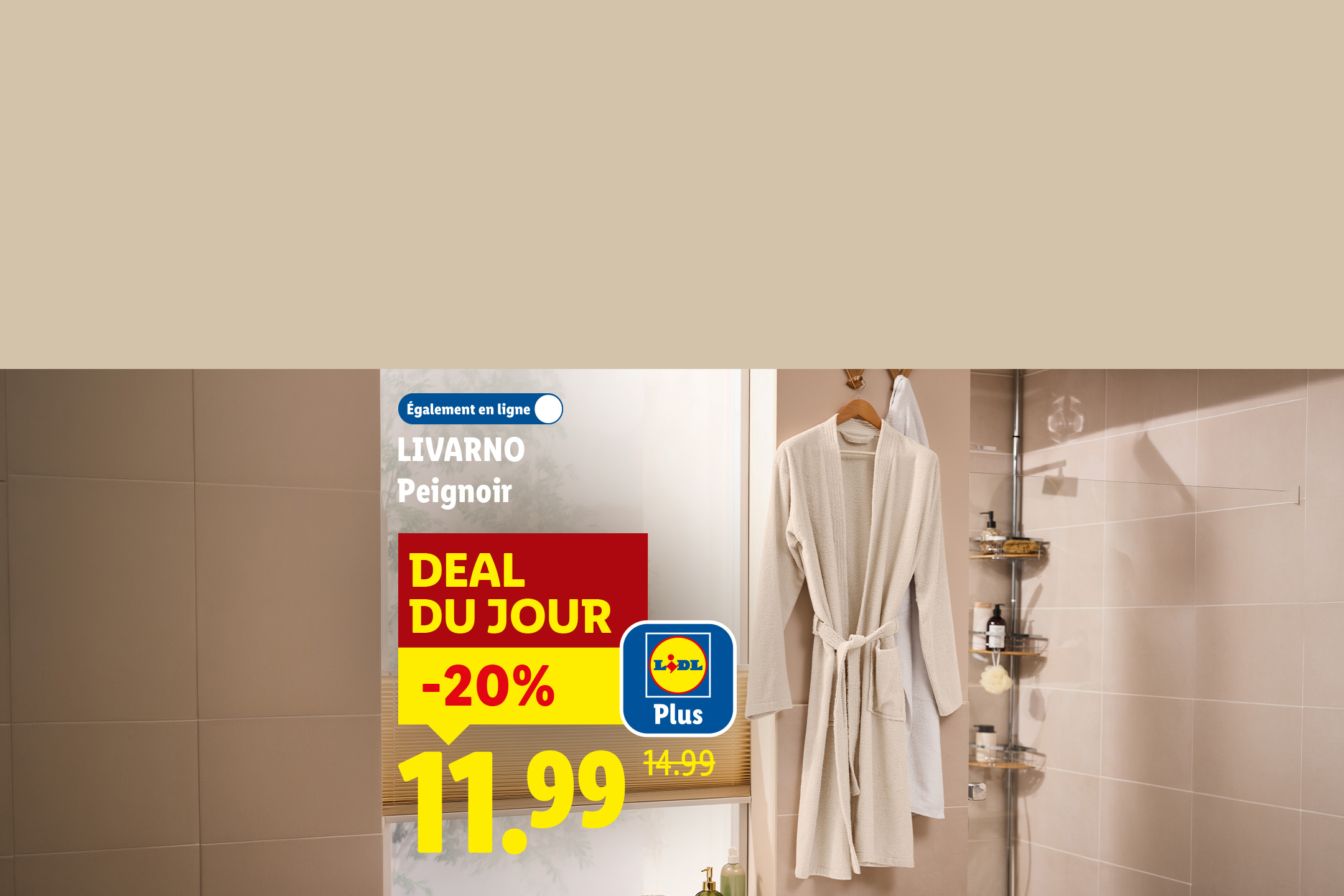 Peignoir en coton beige suspendu dans une salle de bain, avec une offre promotionnelle.