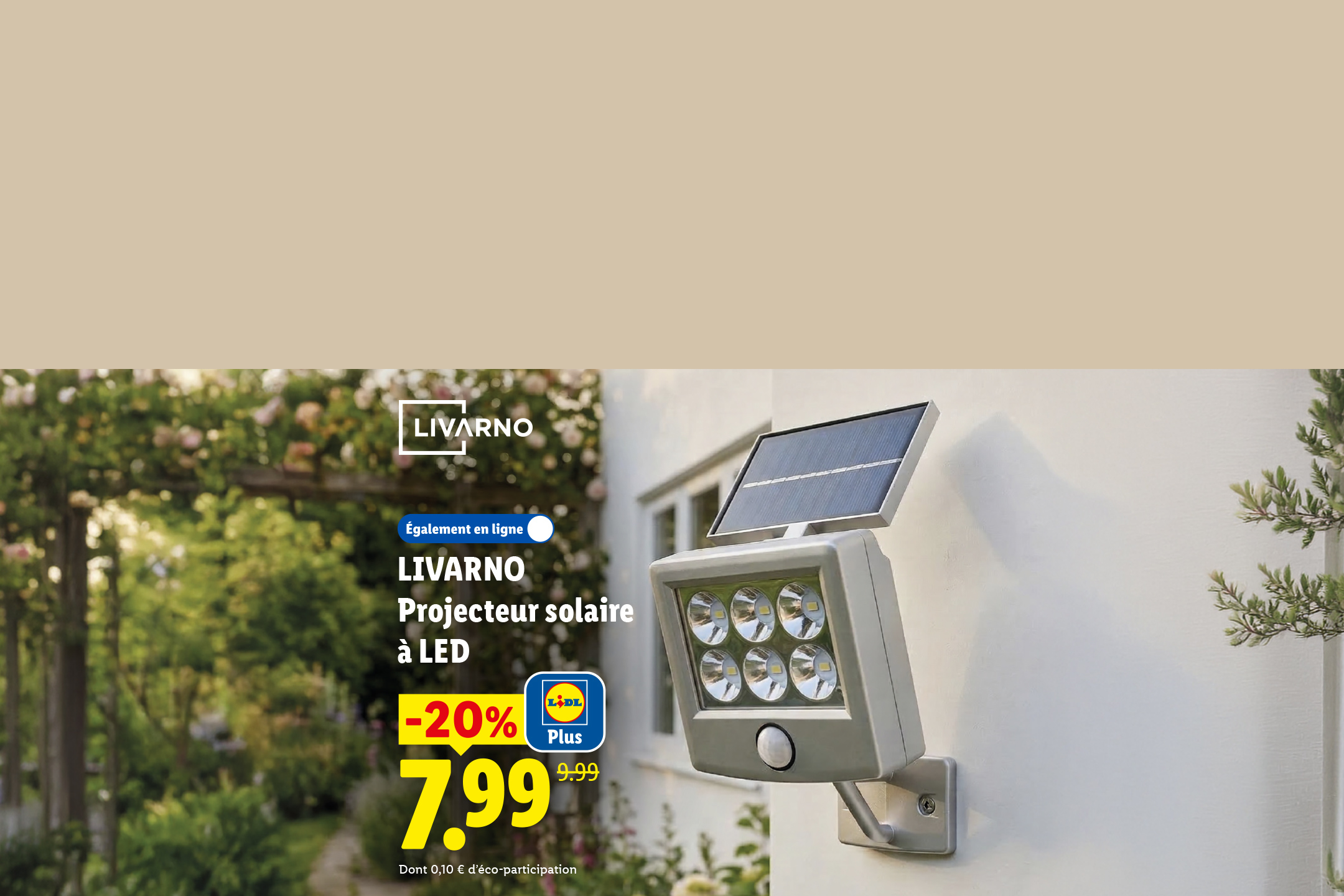 Projecteur solaire à LED en promotion, fixé sur un mur extérieur avec un jardin en arrière-plan.