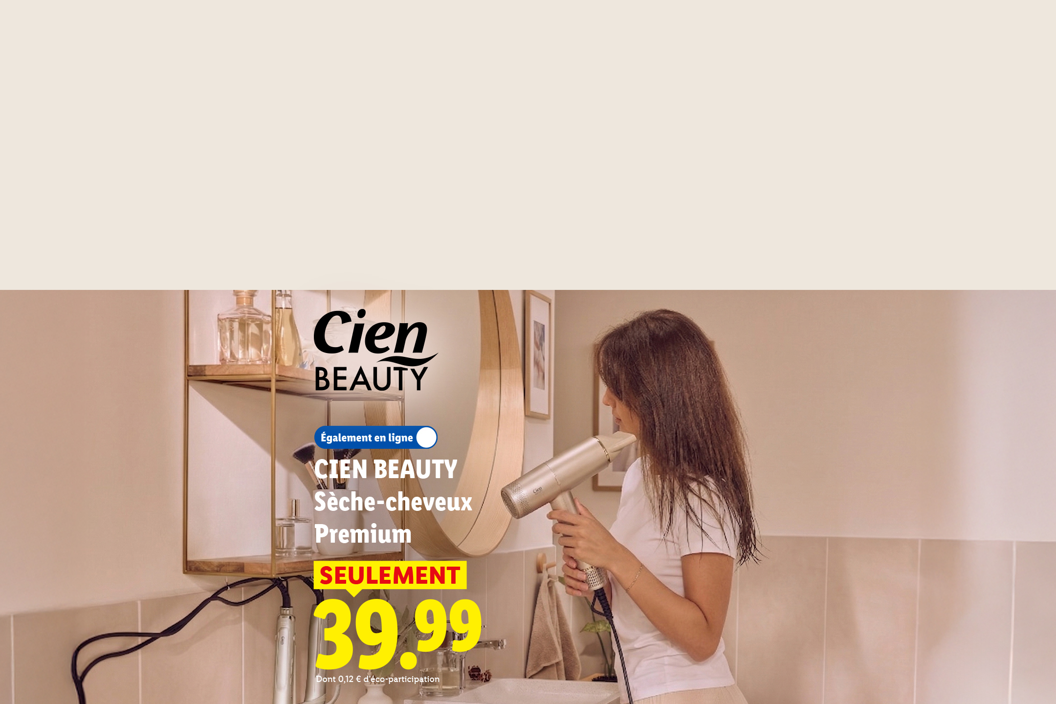 Une femme se sèche les cheveux avec un sèche-cheveux premium, disponible en ligne pour 39,99 €.