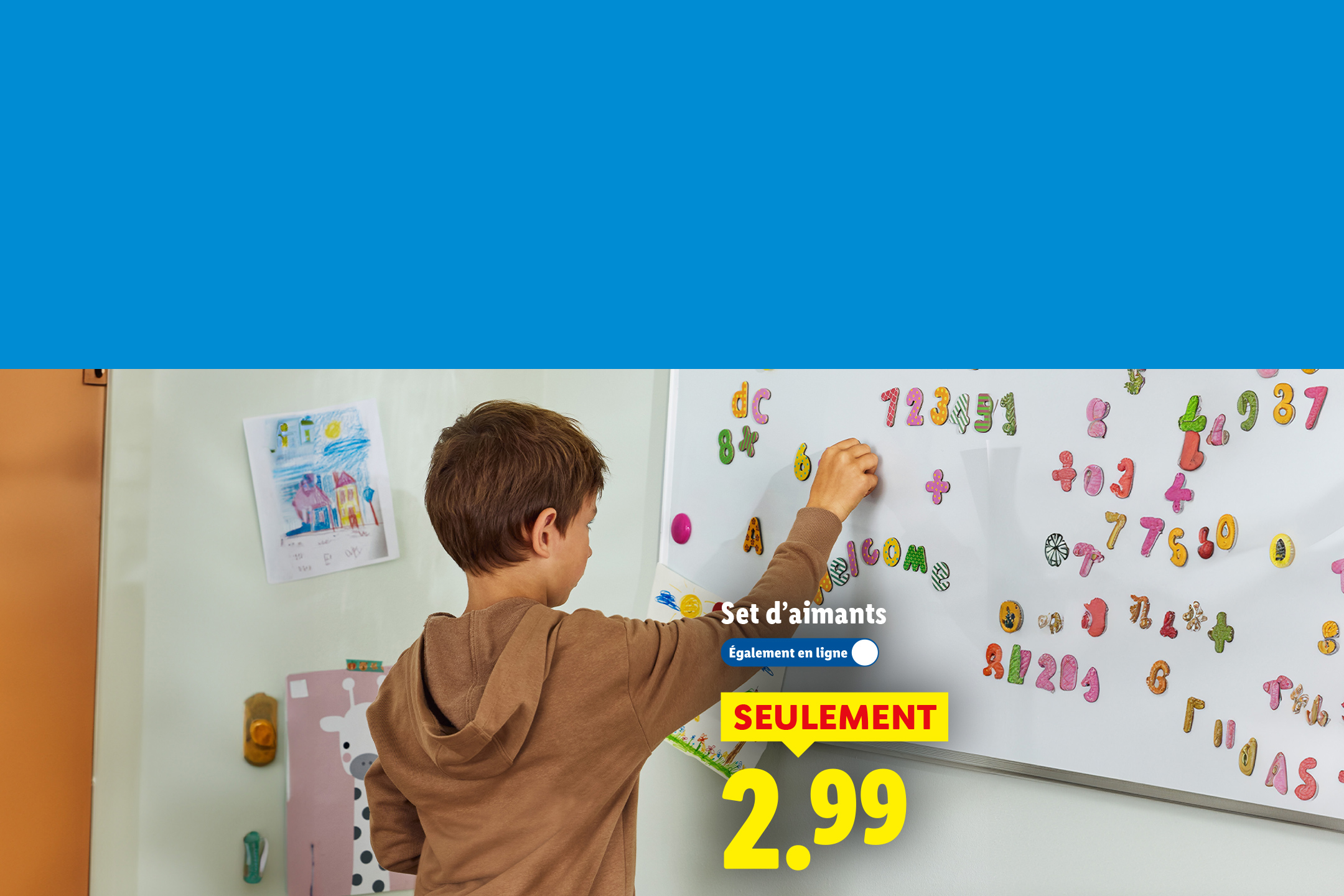 Un enfant joue avec un set d'aimants colorés sur un tableau blanc, affiché à 2,99 €.