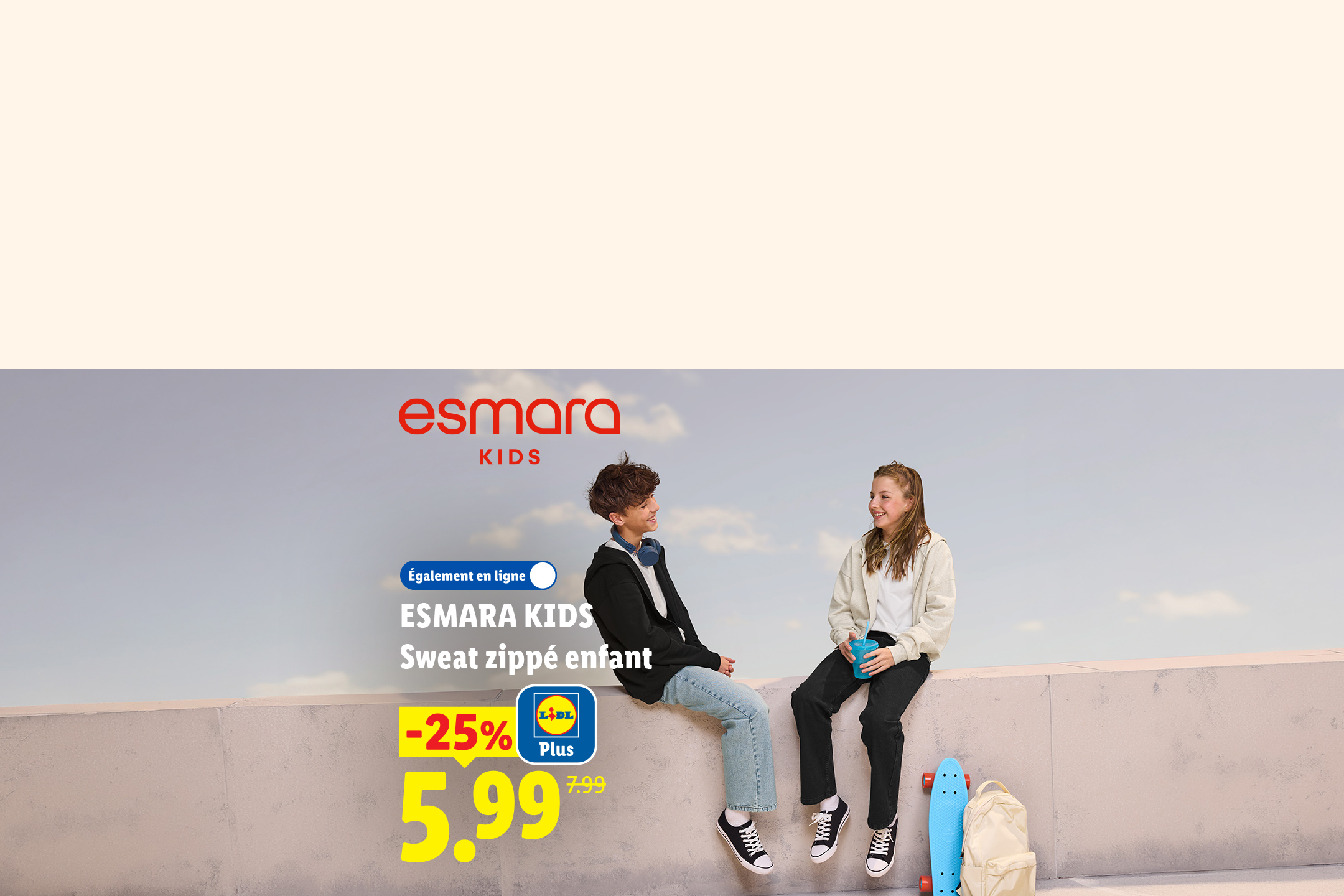 Deux enfants souriants portent des sweats zippés, avec une offre de -25% sur le sweat zippé enfant à 5,99€.