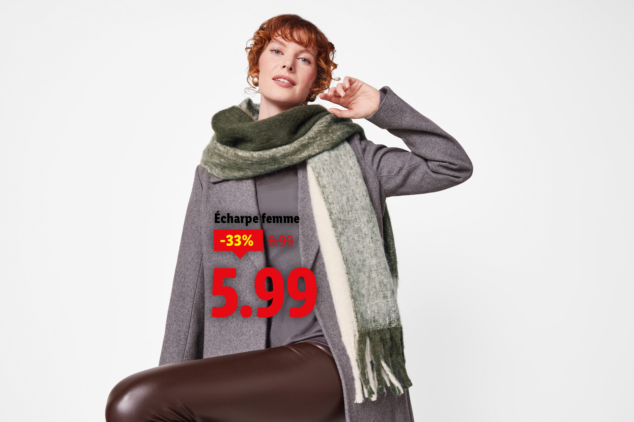 Femme rousse en écharpe verte et manteau gris, avec une offre de -33% sur l'écharpe à 5,99€.