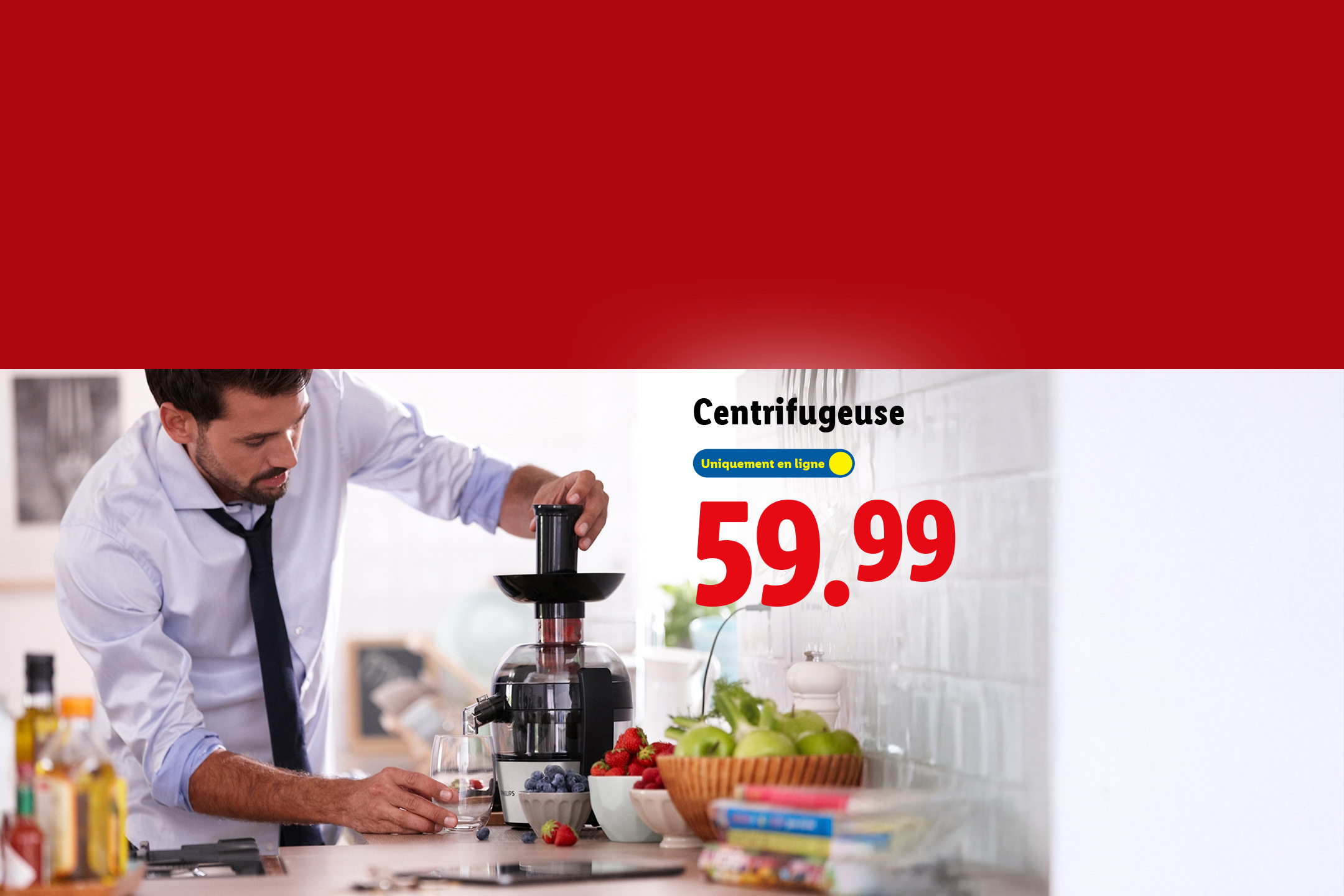 Un homme prépare un jus avec une centrifugeuse, prix 59.99€, uniquement en ligne.