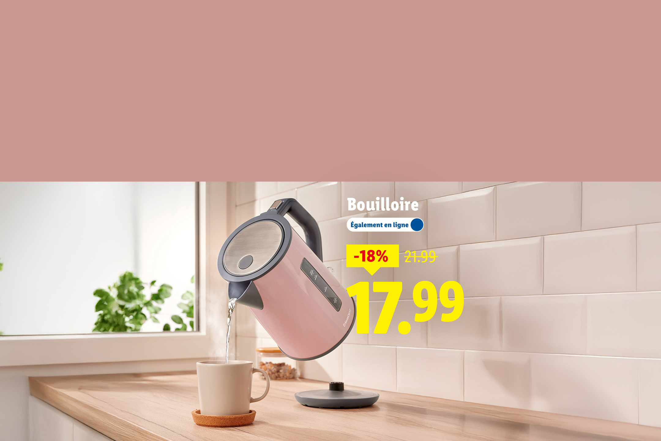 Une bouilloire rose verse de l'eau dans une tasse, avec une offre de -18% à 17,99€.