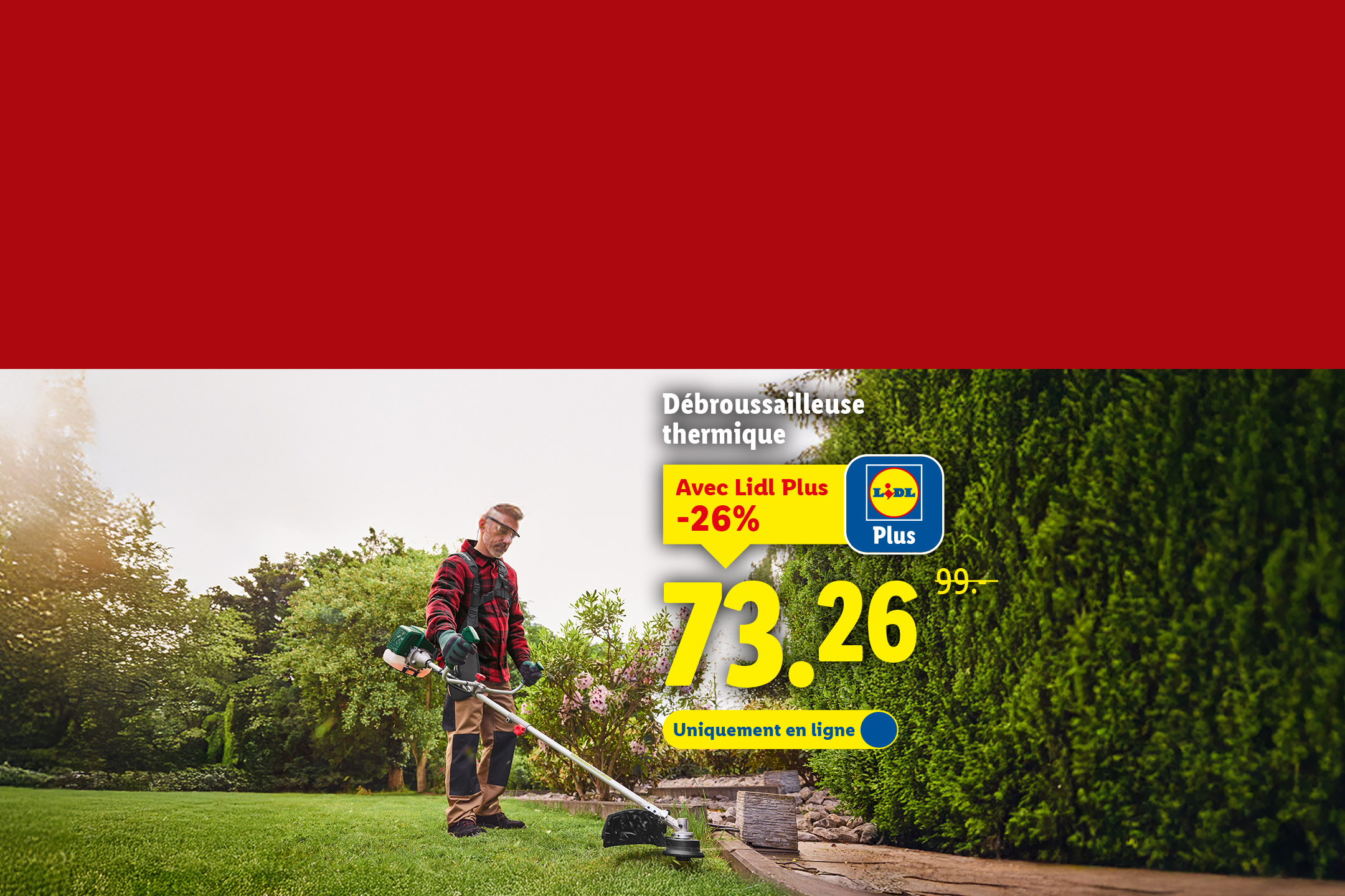 Un homme utilise une débroussailleuse thermique Lidl Plus dans un jardin, prix 73,26€.