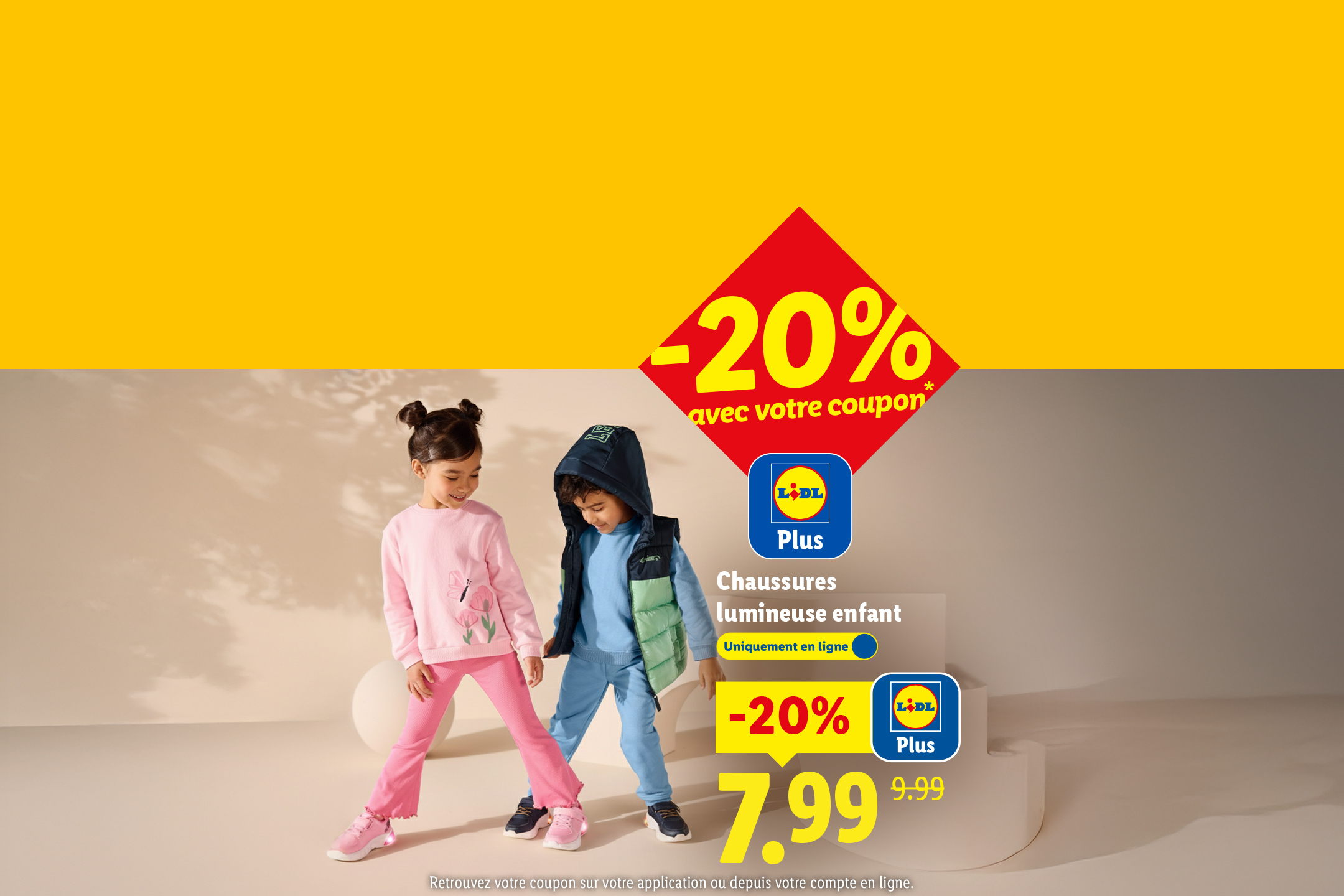 Deux enfants portant des chaussures lumineuses, avec une offre de -20% sur les chaussures pour enfants.