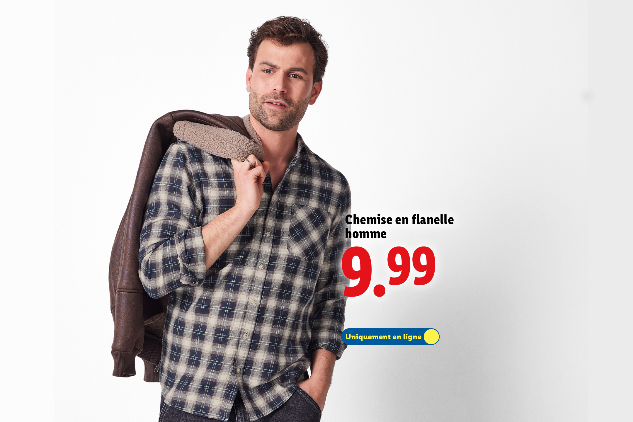 Un homme porte une chemise en flanelle à carreaux et une veste en cuir marron sur l'épaule, prix 9,99.