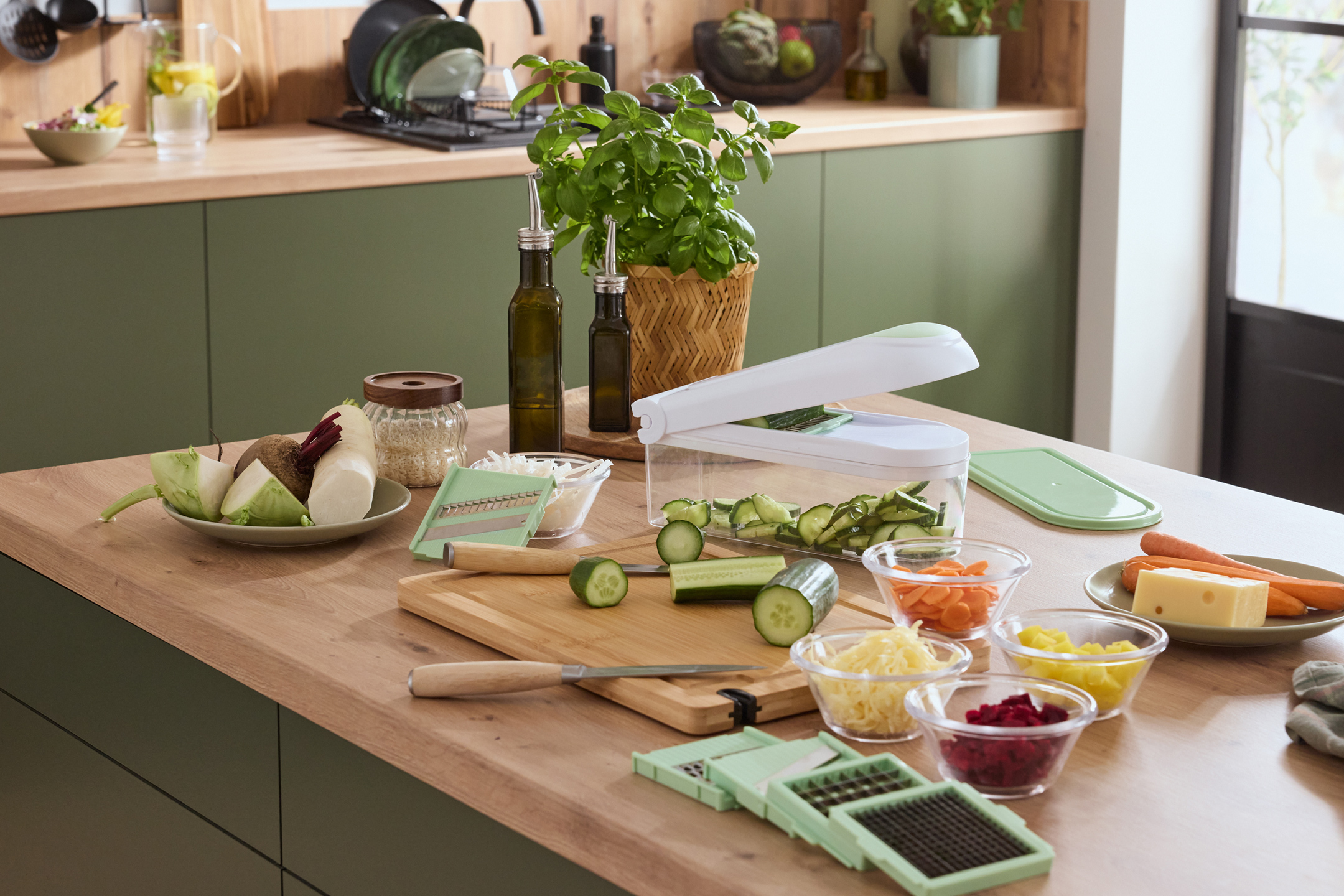 Une cuisine moderne avec des ustensiles de cuisine, des légumes frais et des herbes aromatiques sur un plan de travail en bois.