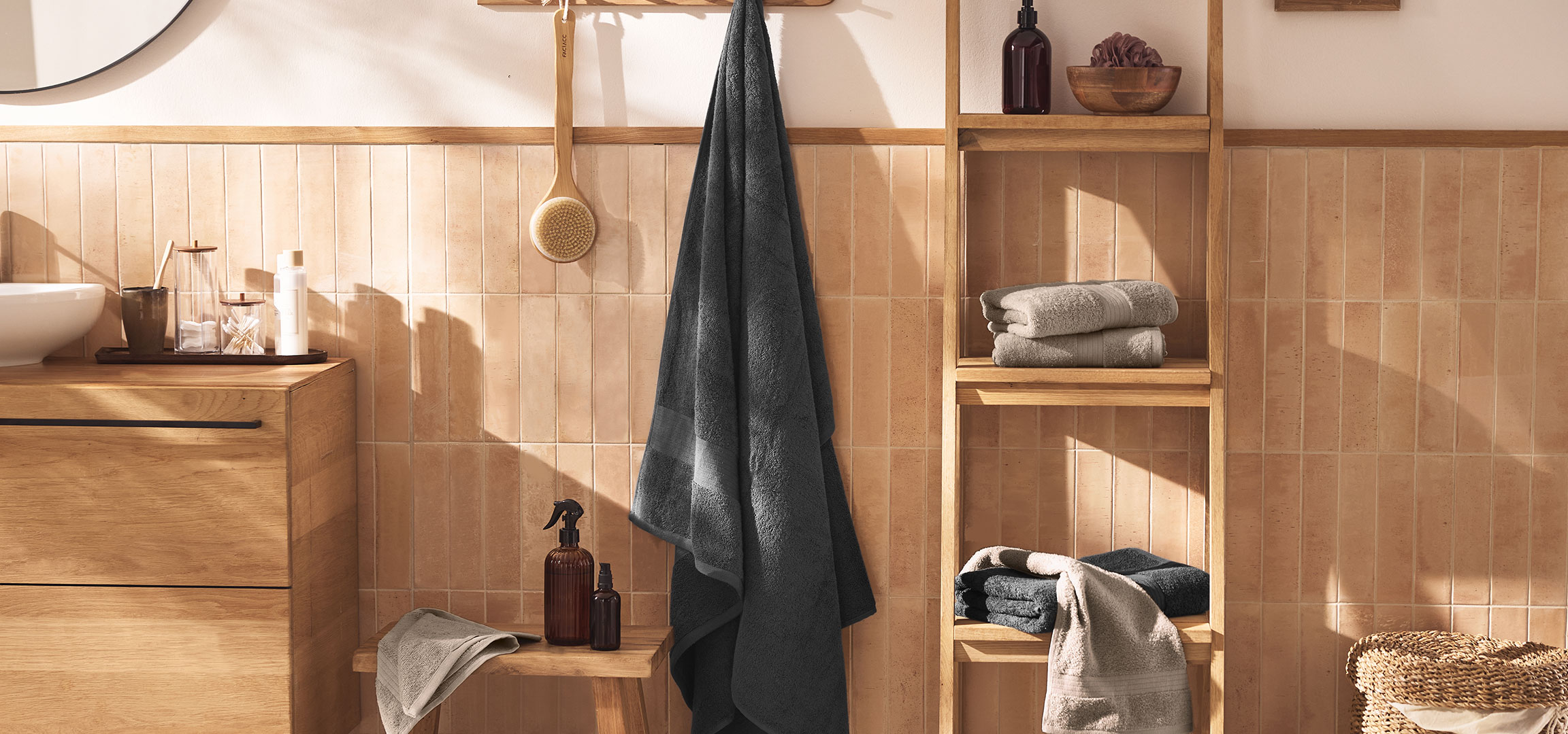 aiLabeling.aiLabelForImageAltText: Salle de bain moderne avec lavabo, meuble en bois, serviettes et accessoires.