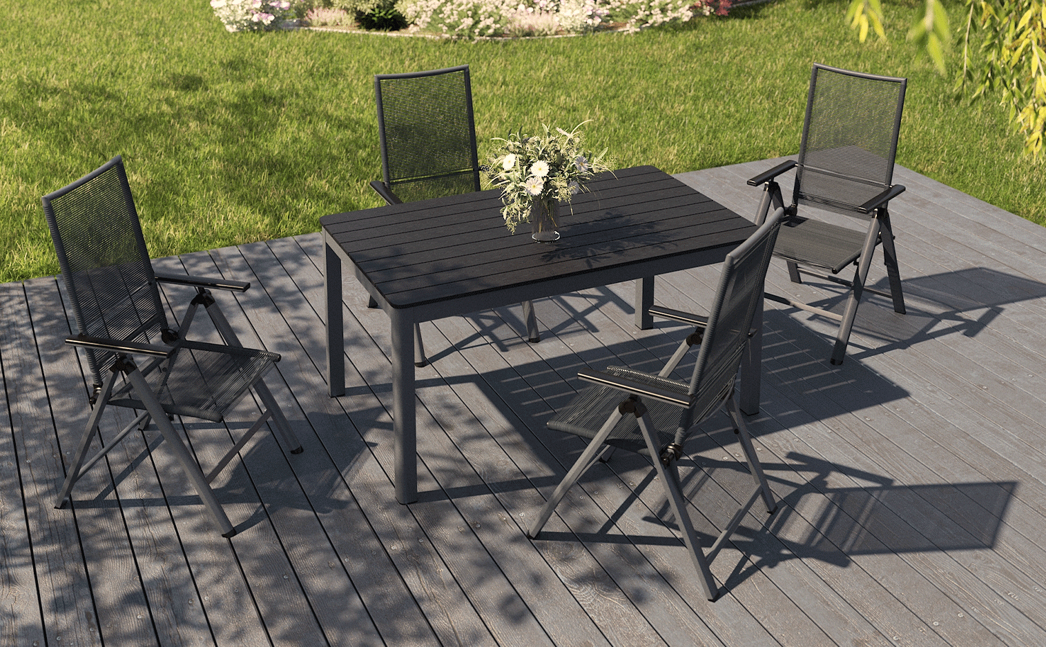 Ensemble de salle à manger d'extérieur gris avec table et quatre chaises sur une terrasse en bois.
