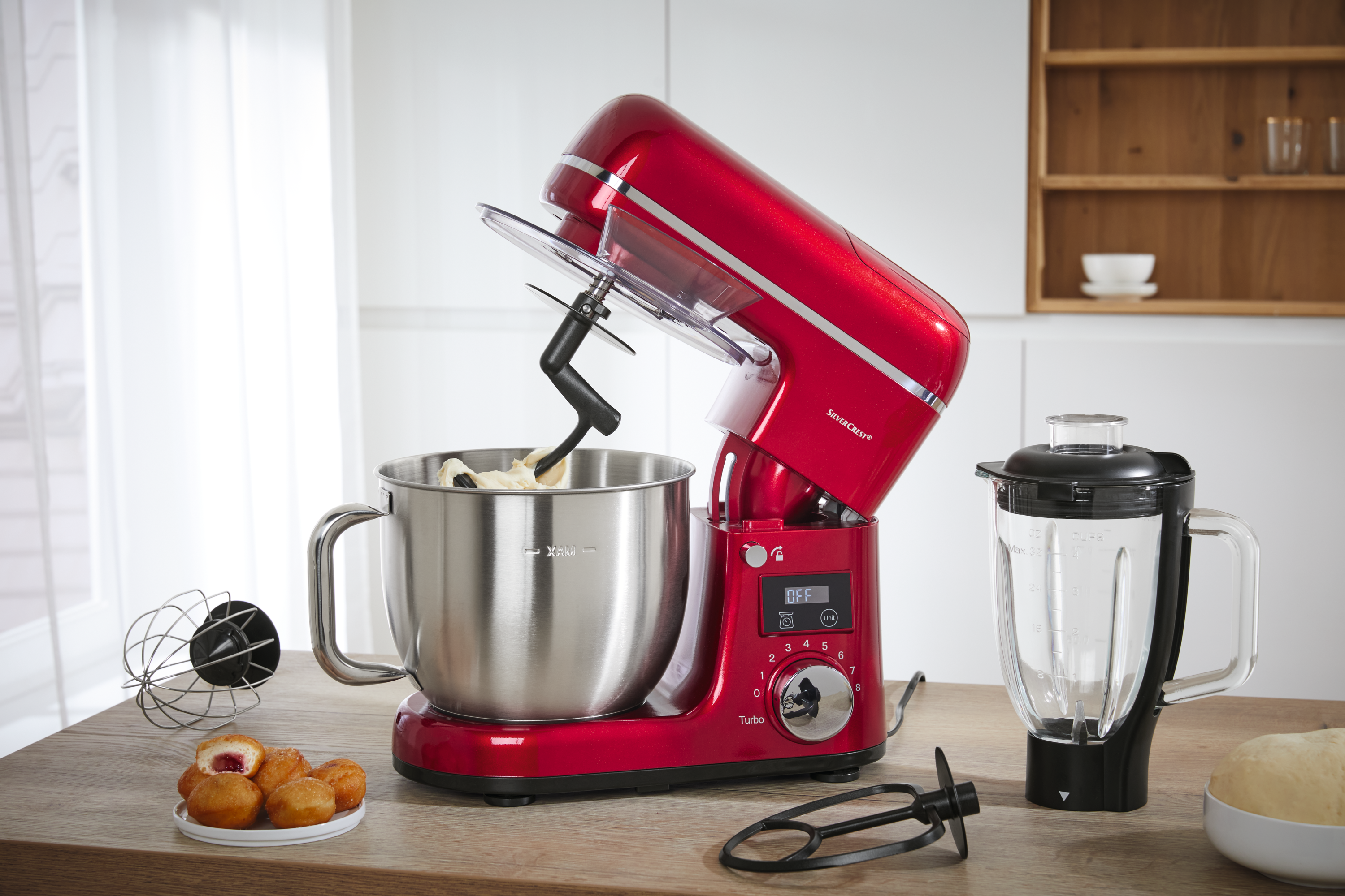 Robot pâtissier Silvercrest rouge avec blender.