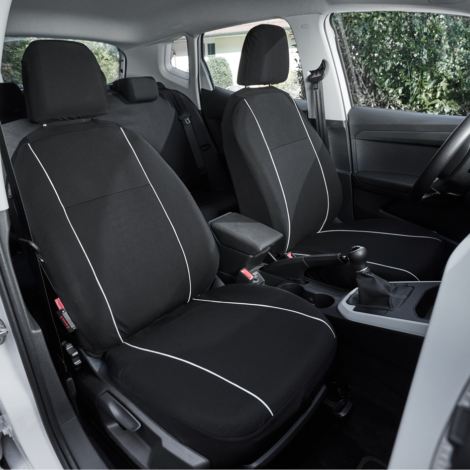 Housses de siège de voiture noires avec détails blancs à l'intérieur d'une voiture.