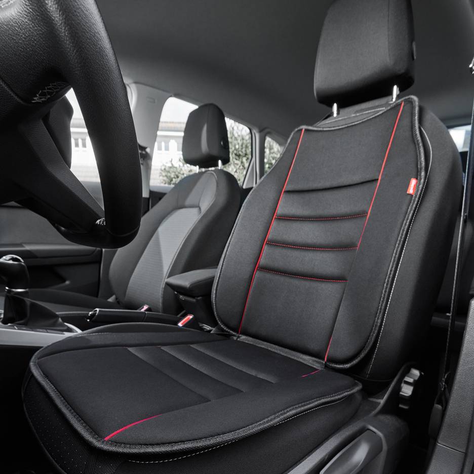 Housse de siège de voiture noire avec des détails rouges, vue de l'intérieur du véhicule.
