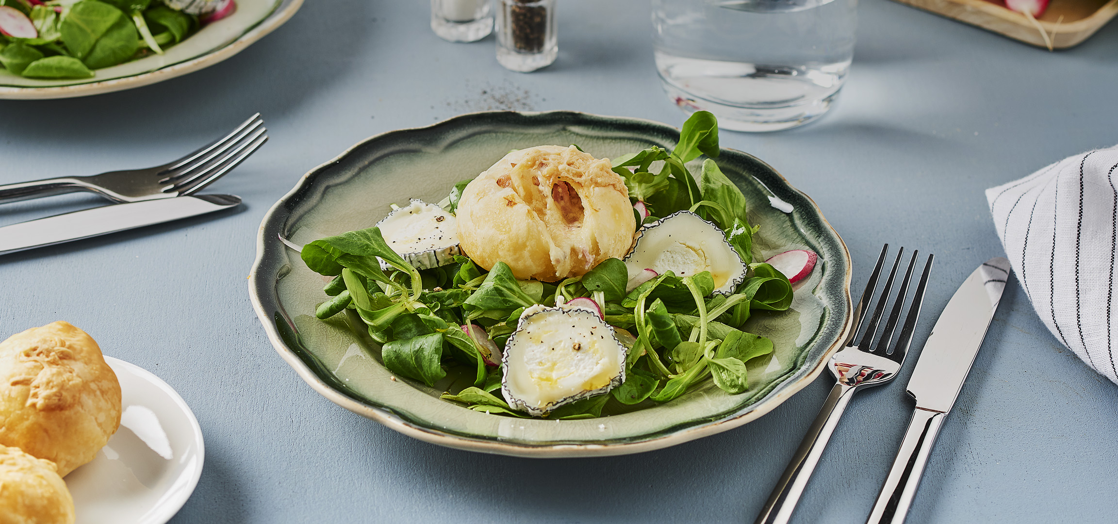 Salade fraîche avec fromage de chèvre, radis et pain croustillant.