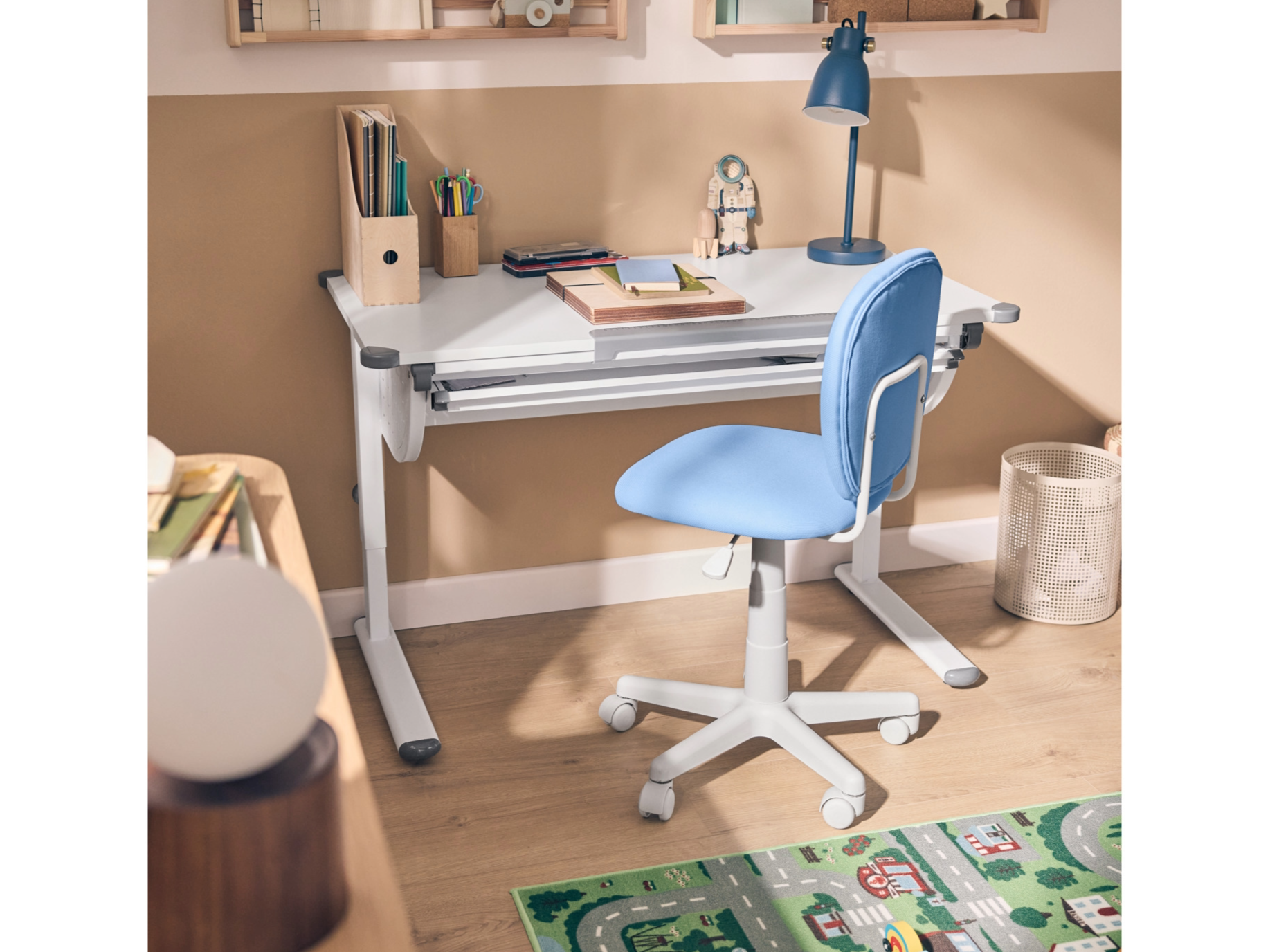 Bureau d'enfant blanc avec chaise de bureau bleue LIVARNO, lampe et accessoires de papeterie.