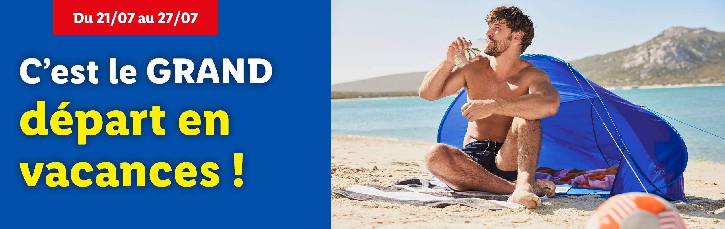 Un homme se relaxe sur la plage sous un abri solaire, profitant de ses vacances.