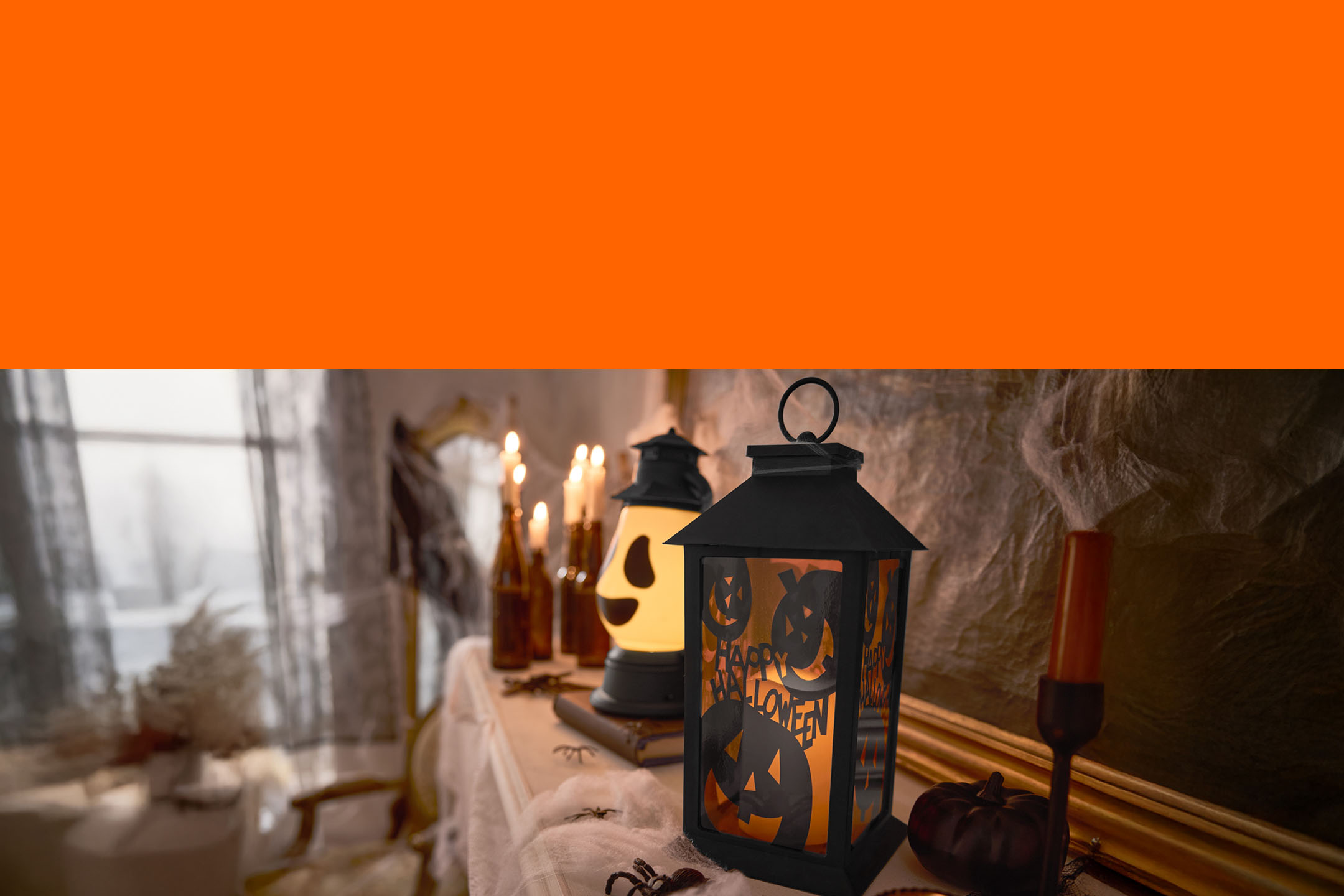 Lanternes d'Halloween avec citrouilles et bougies sur une cheminée décorée.