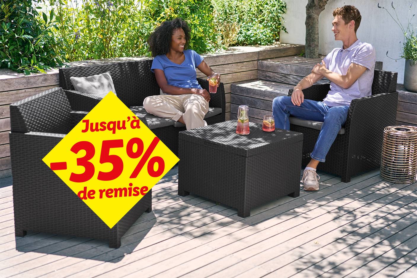 Un couple se détend sur un salon de jardin en résine tressée, avec une promotion de -35%.