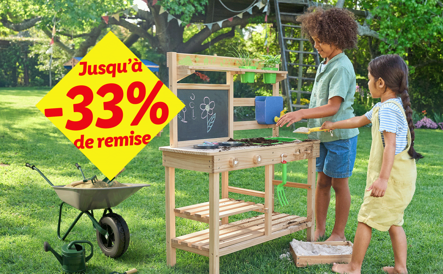 Deux enfants jouent avec une table de jardinage en bois et une brouette, avec une promotion de -33%.