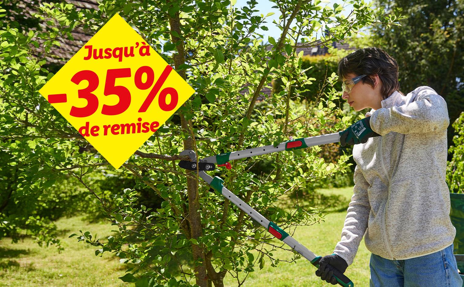 Jusqu'à -35% de remise sur les outils de jardinage, une personne taille un arbuste.