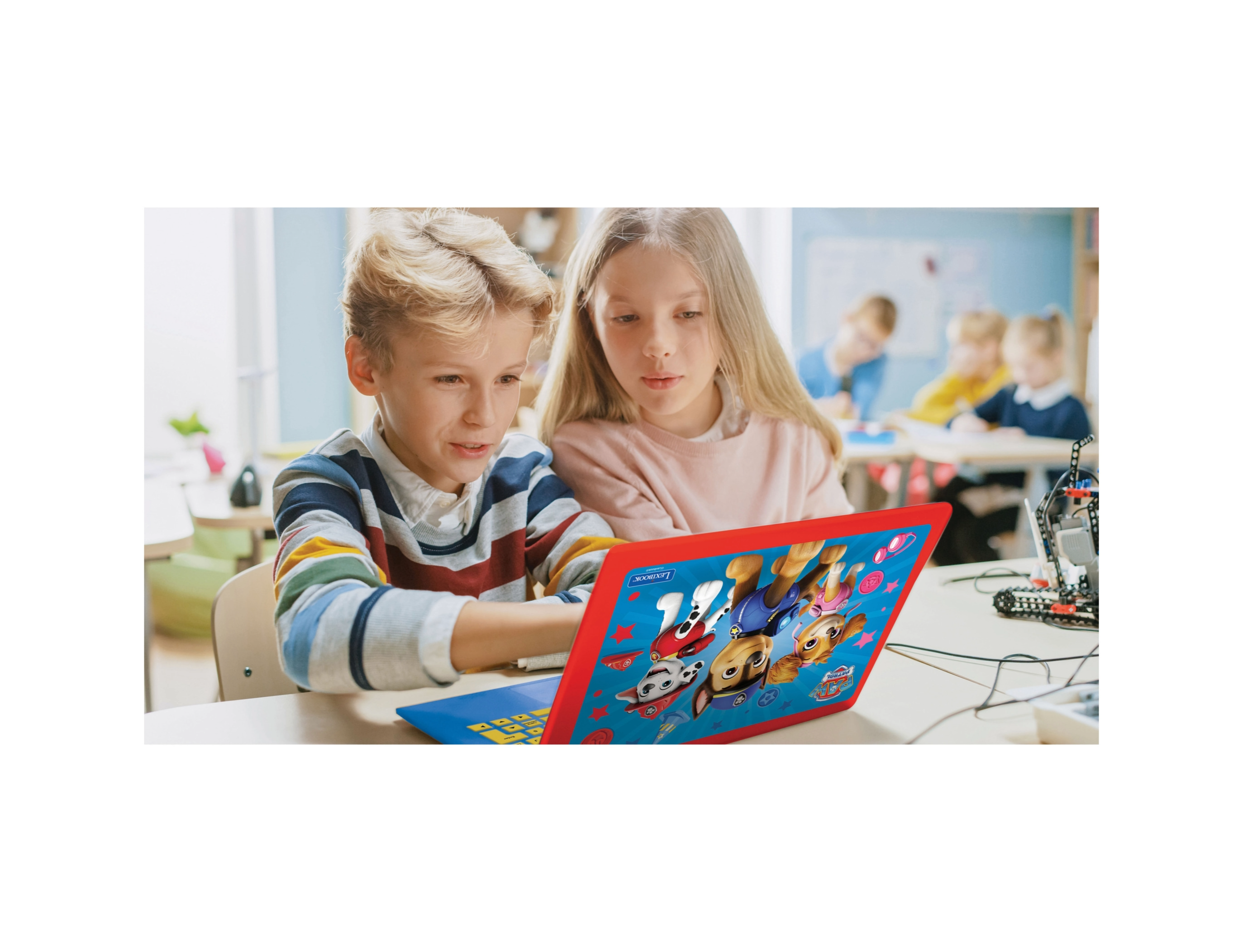 Deux enfants utilisant un ordinateur portable éducatif LEXIBOOK Pat' Patrouille