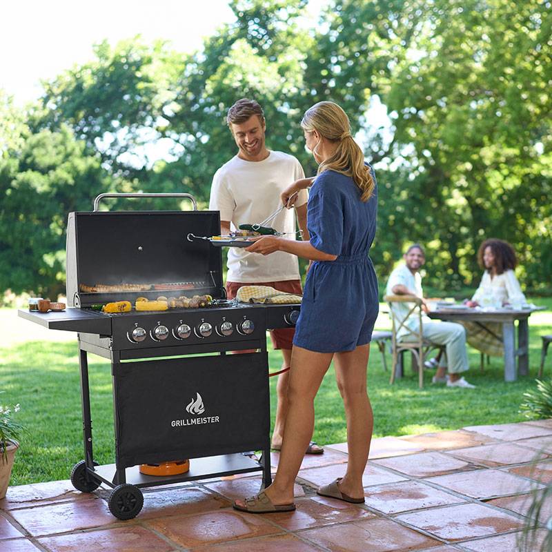 Barbecue GrillMeister 6 brûleurs, extérieur.