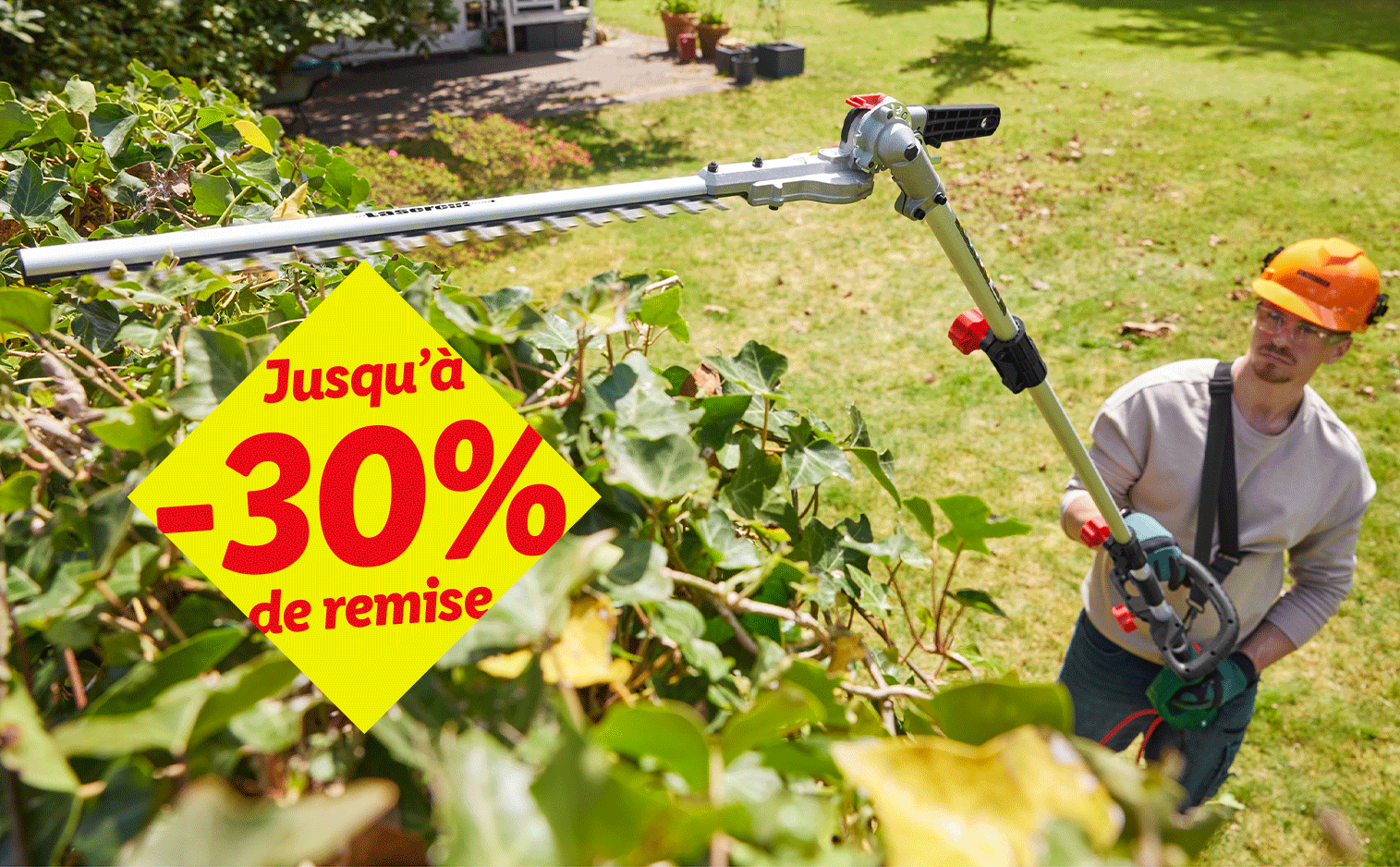Un homme taille une haie avec un taille-haie télescopique, avec une promotion de -30%.