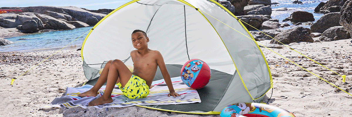 Parasol de plage, ballon et bouée pour enfant sur la plage.