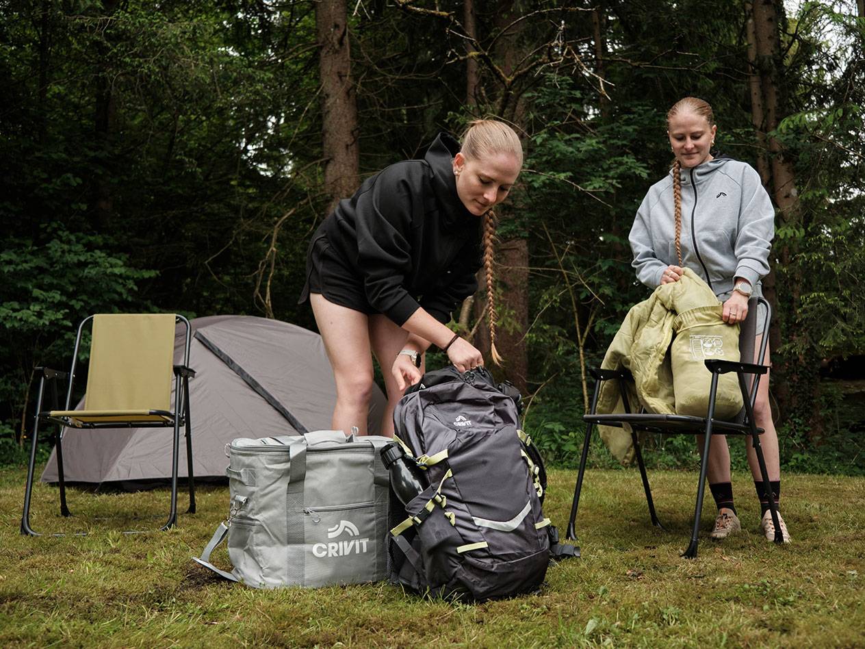 Équipement de camping : sac à dos Crivit, chaises et tente.