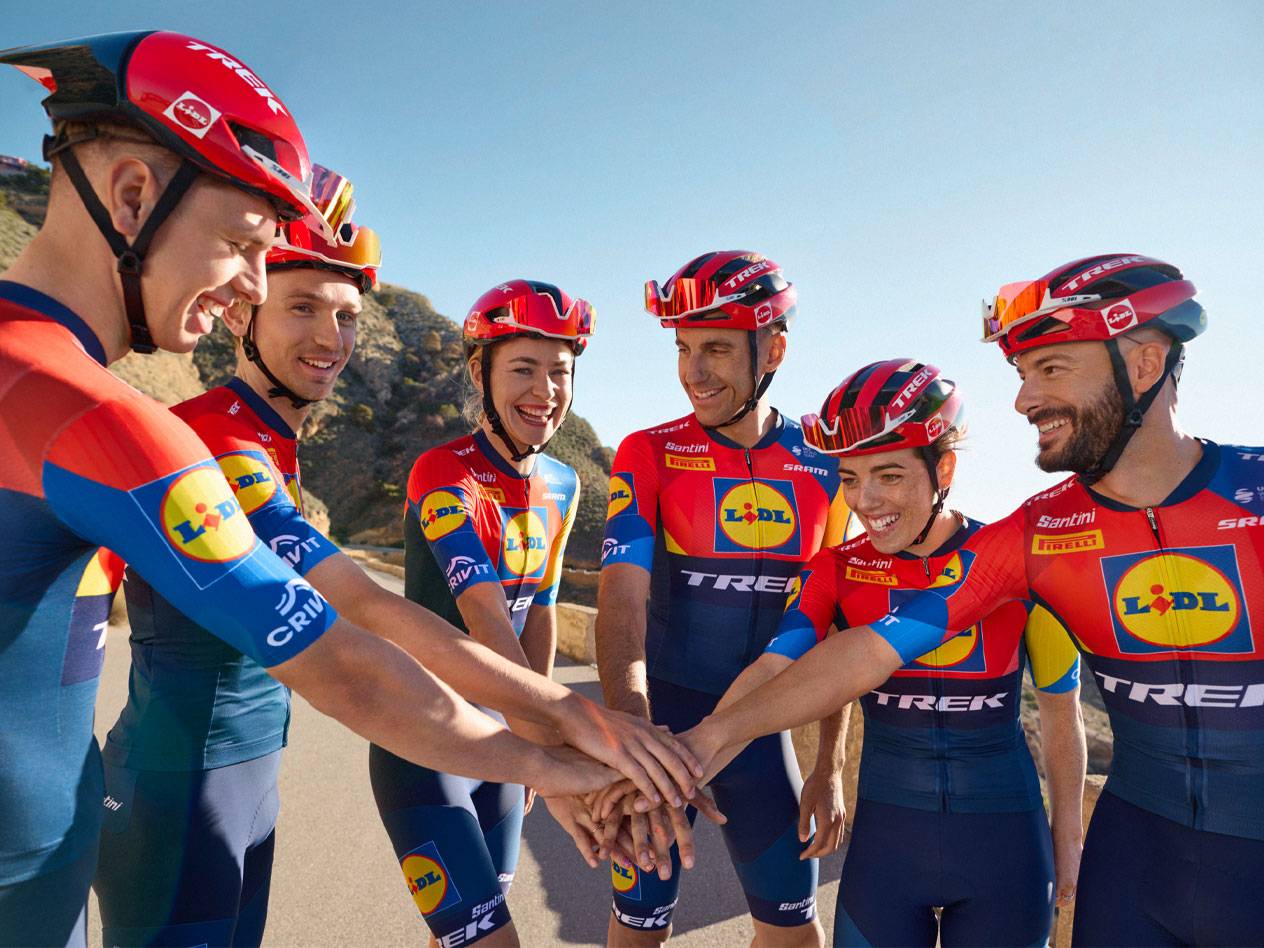 Équipe cycliste Lidl-Trek dans ses maillots rouges et bleus.
