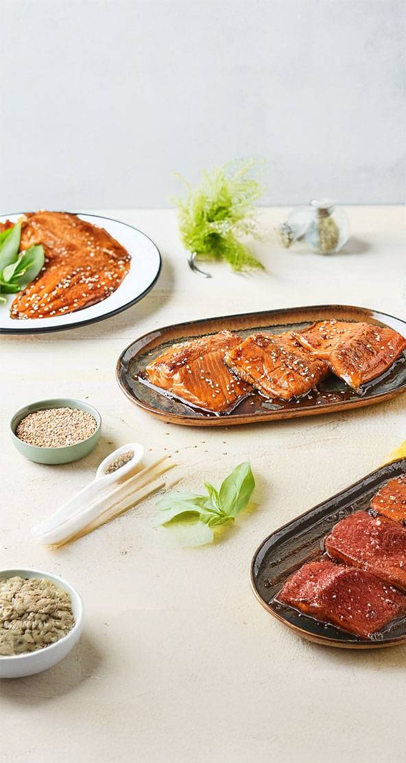 Saumon et bœuf grillés, servis sur des assiettes élégantes avec des graines de sésame.