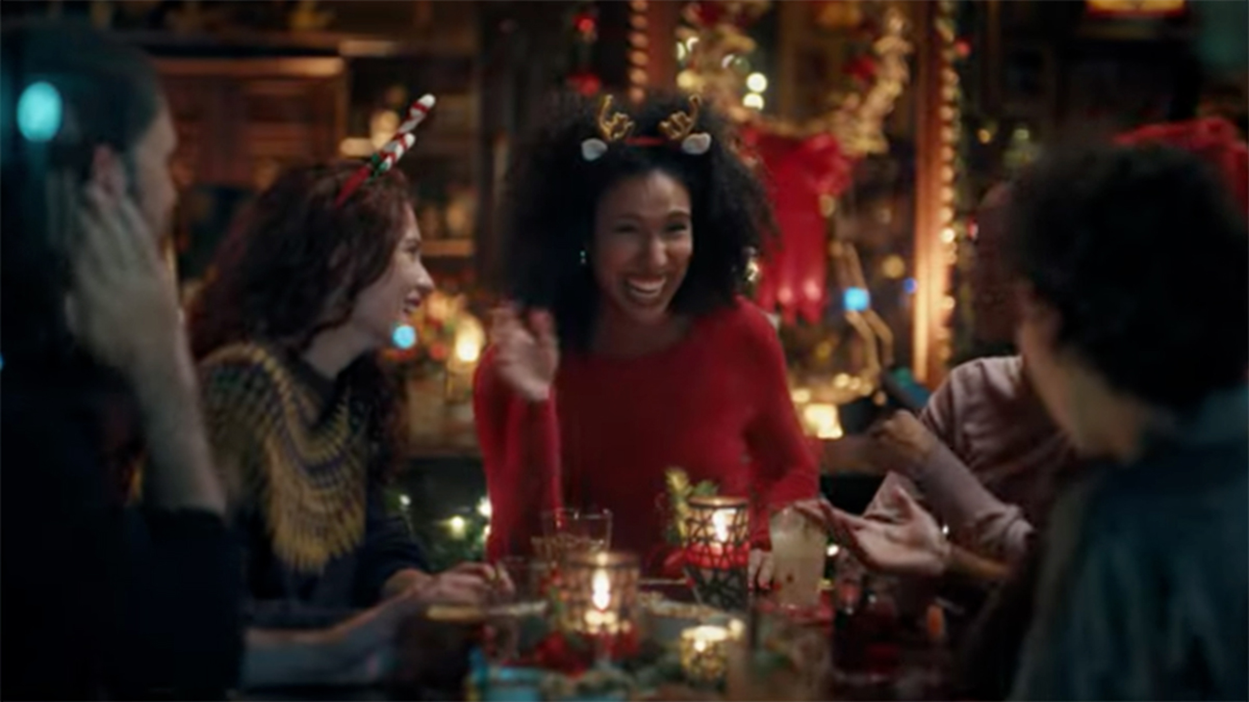 Amis célébrant Noël avec des boissons et des décorations festives.